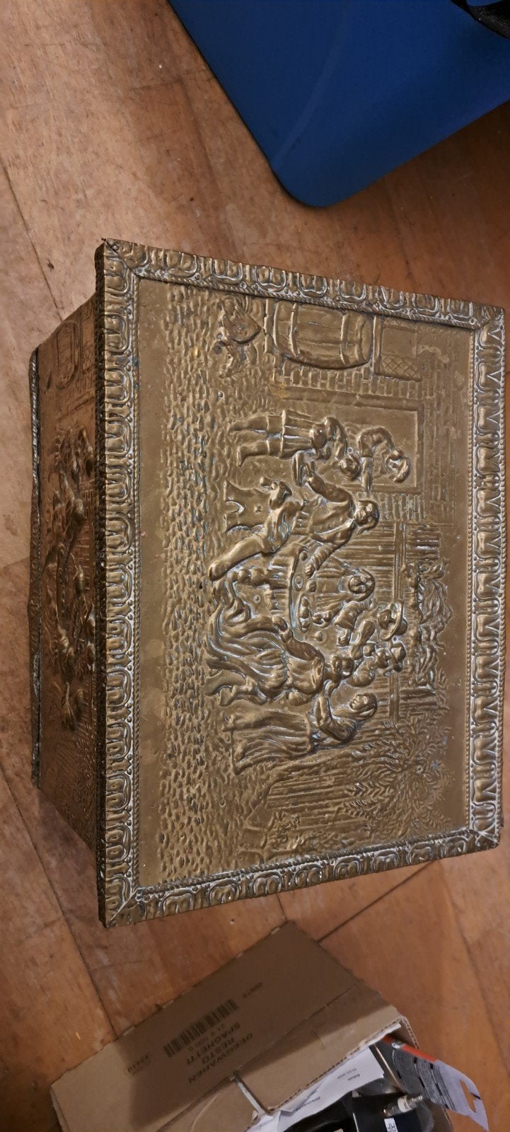 Antieke messing/koperen kolenkist met reliëfdecoratie, Ophalen of Verzenden, Koper