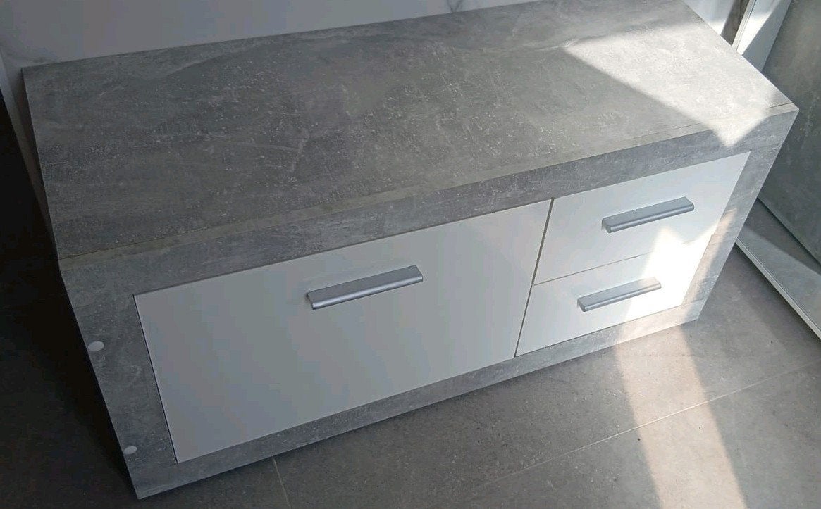 Moderne betonlookkast met lades en deuren