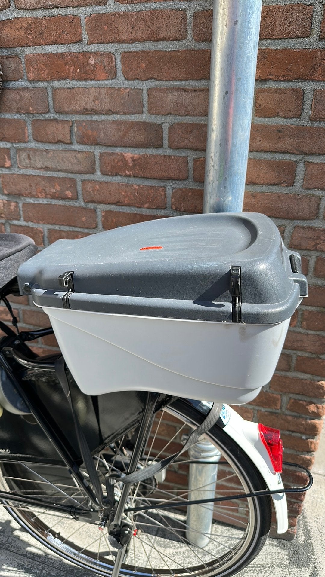 Fietsmand/fietsbox met slot - grijs/wit, Ophalen, Zo goed als nieuw