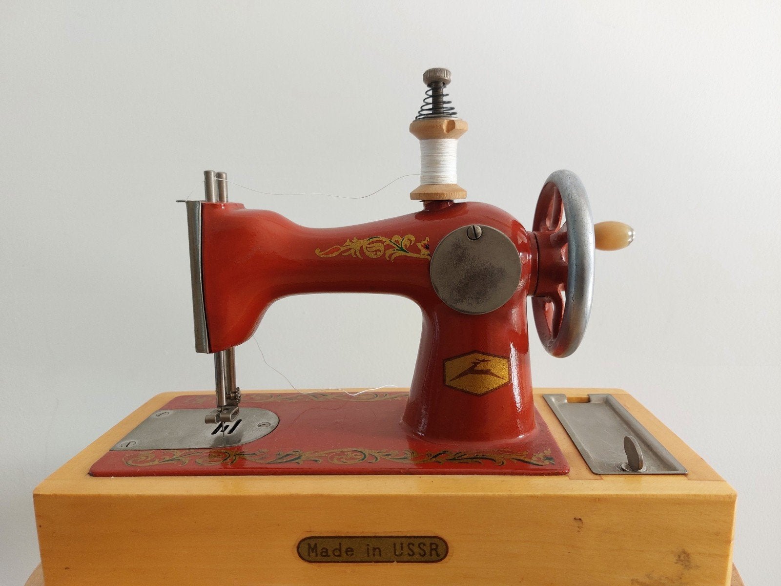 Vintage rode speelgoed naaimachine USSR,  Retro, Ophalen of Verzenden