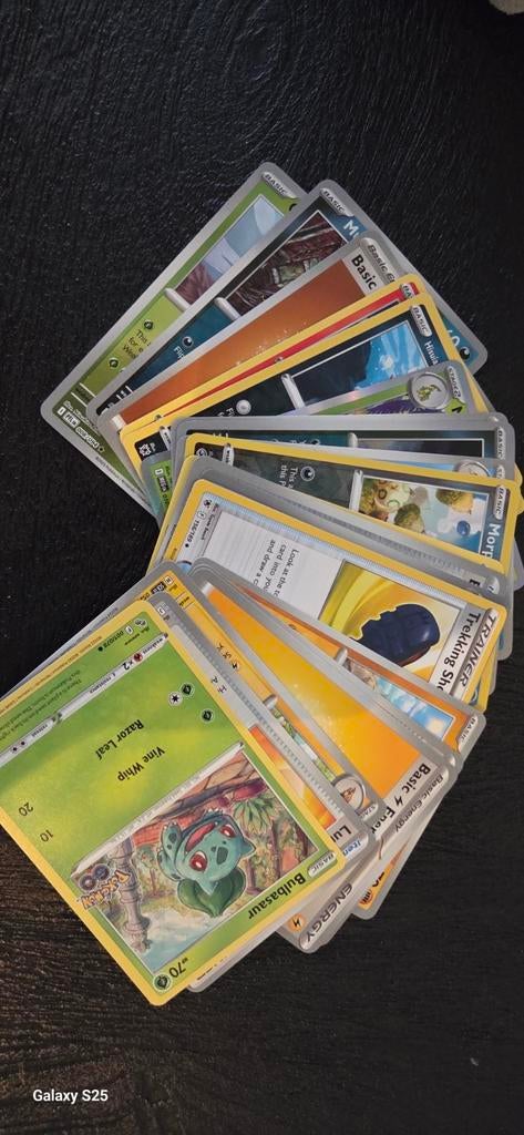 Pokémon Tin, Hobby en Vrije tijd, Verzamelkaartspellen | Pokémon, Ophalen of Verzenden, Zo goed als nieuw, Meerdere kaarten