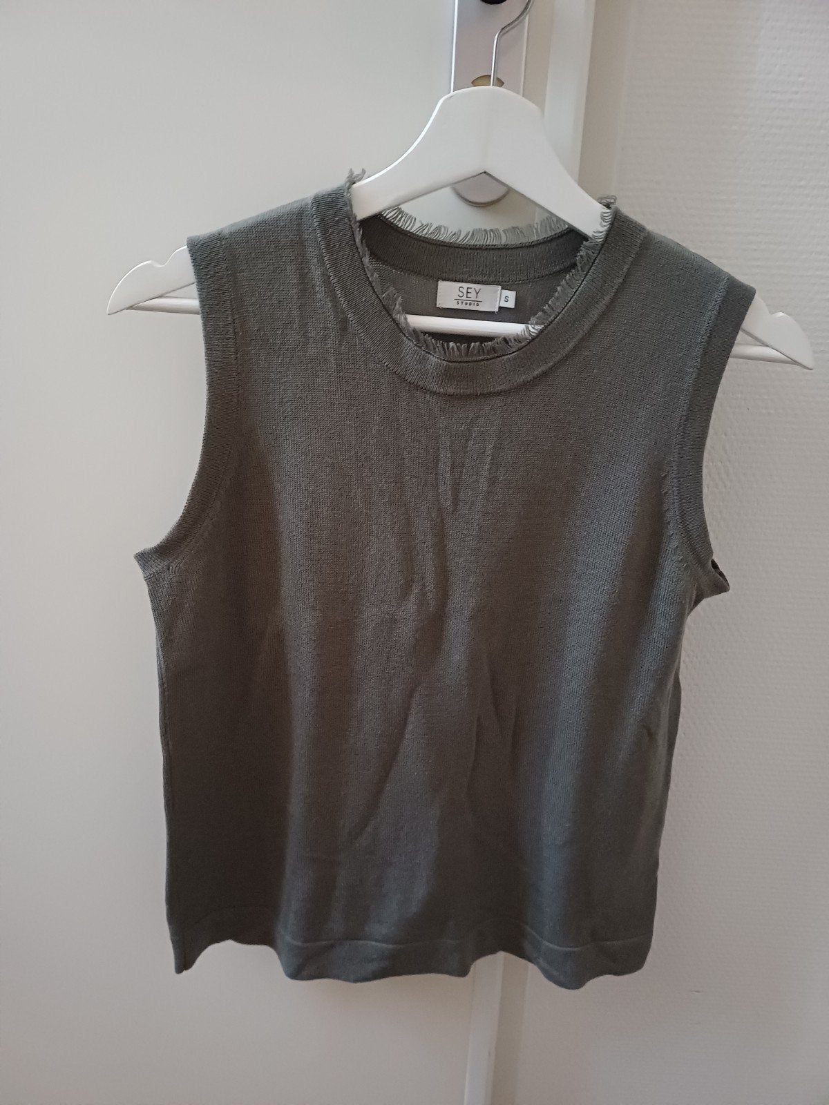 SEY Studio Top Grijs Maat S - Nieuw, Kleding | Dames, Tops, Nieuw, Maat 36 (S), Grijs, Zonder mouw, Ophalen of Verzenden