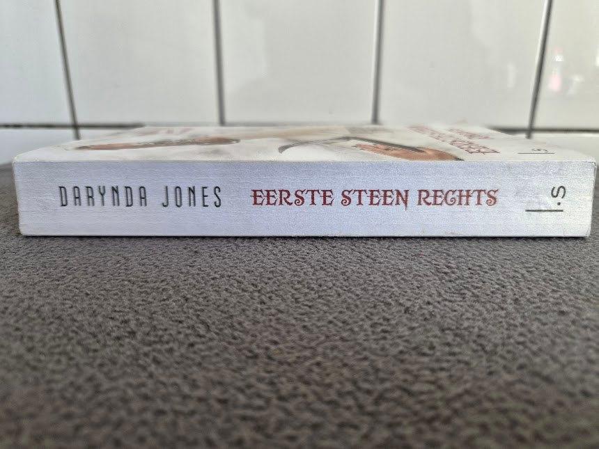 Eerste steen rechts - Darynda Jones, Boeken, Gelezen, Europa overig, Ophalen of Verzenden, Darynda Jones