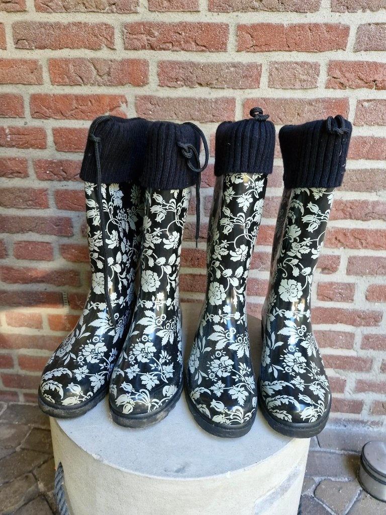 mooie zwart witte regenlaarzen maat 38 en maat 39, Kleding | Dames, Schoenen, Ophalen, Zwart, Regenlaarzen, Zo goed als nieuw