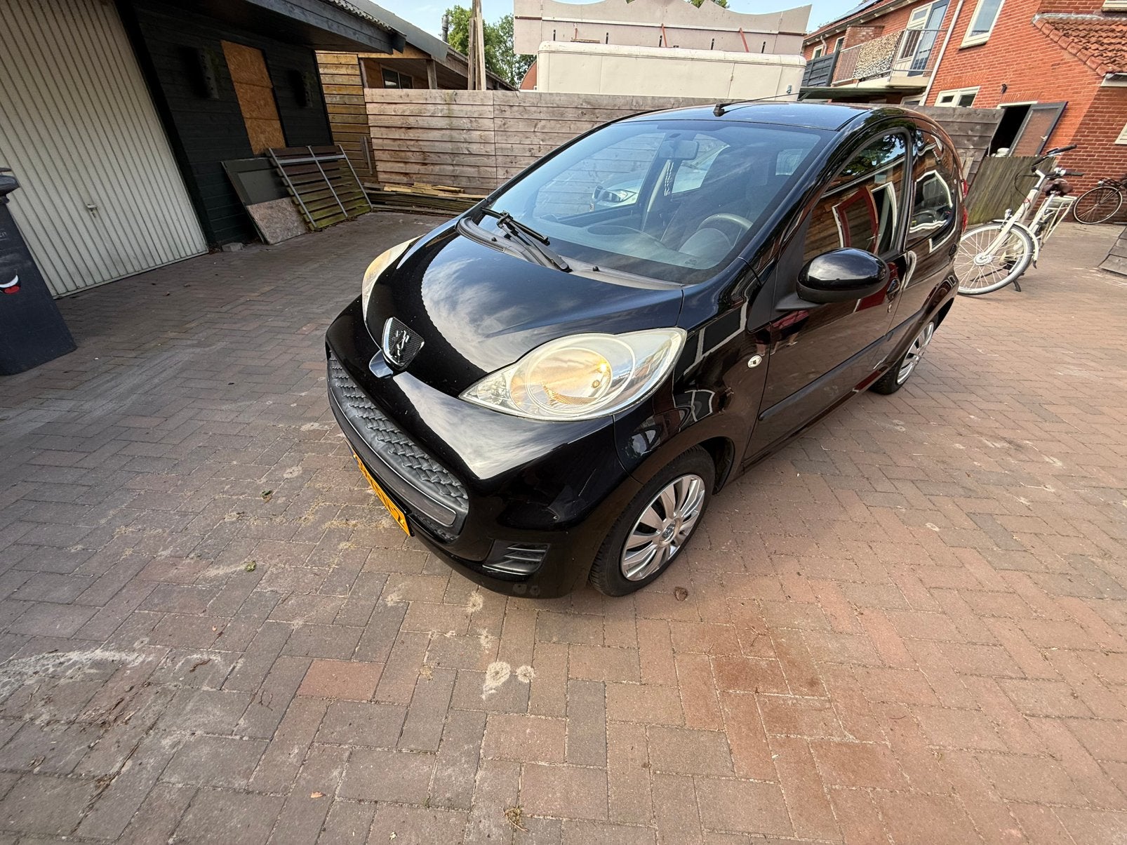 Peugeot 107 1.0 12V 5DR 2009 Zwart, Auto's, Voorwielaandrijving, Stof, Zwart, 4 stoelen