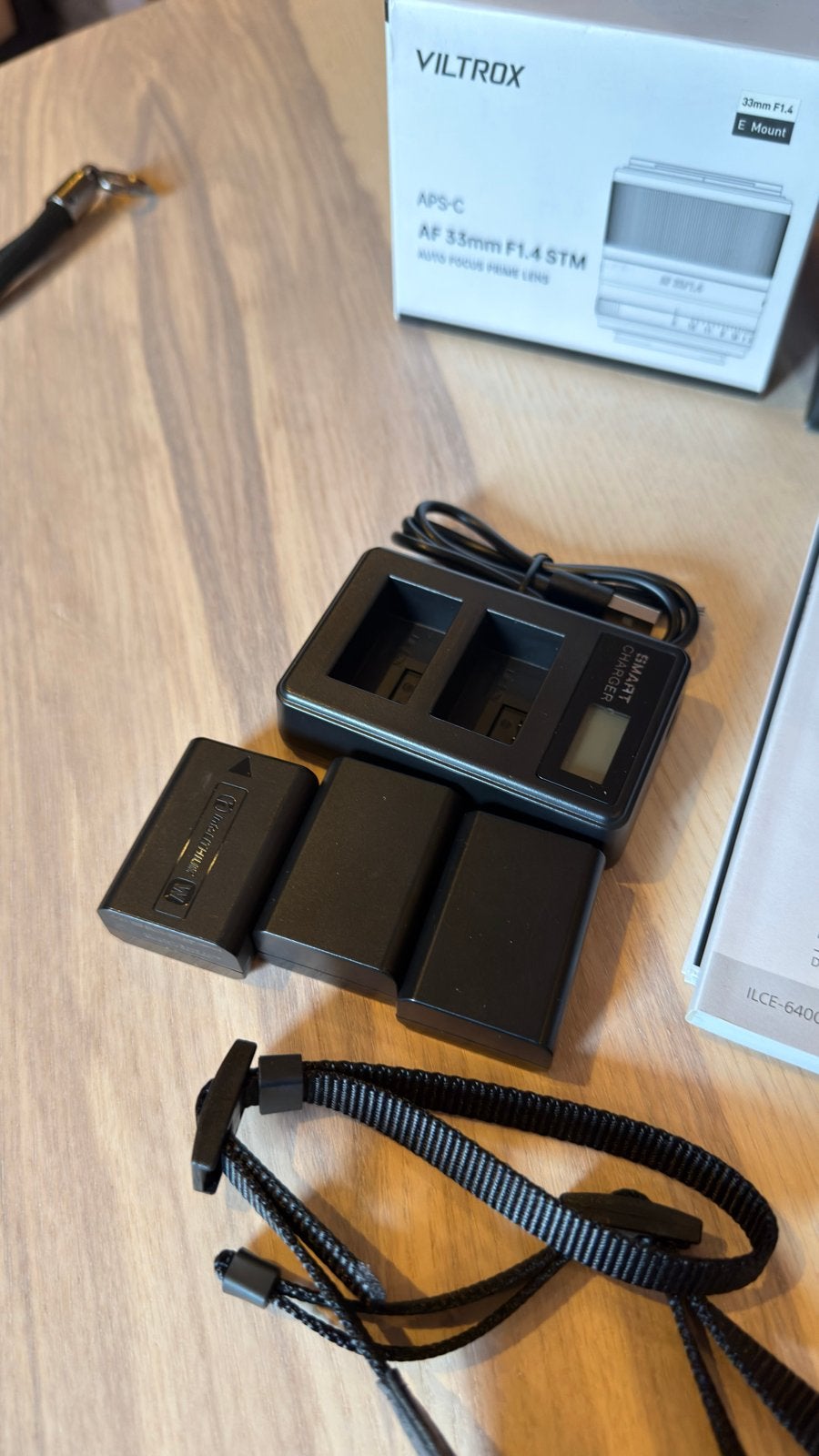Foto 3 van Sony a6400 met kitlens, camo wrap en veel accessoires