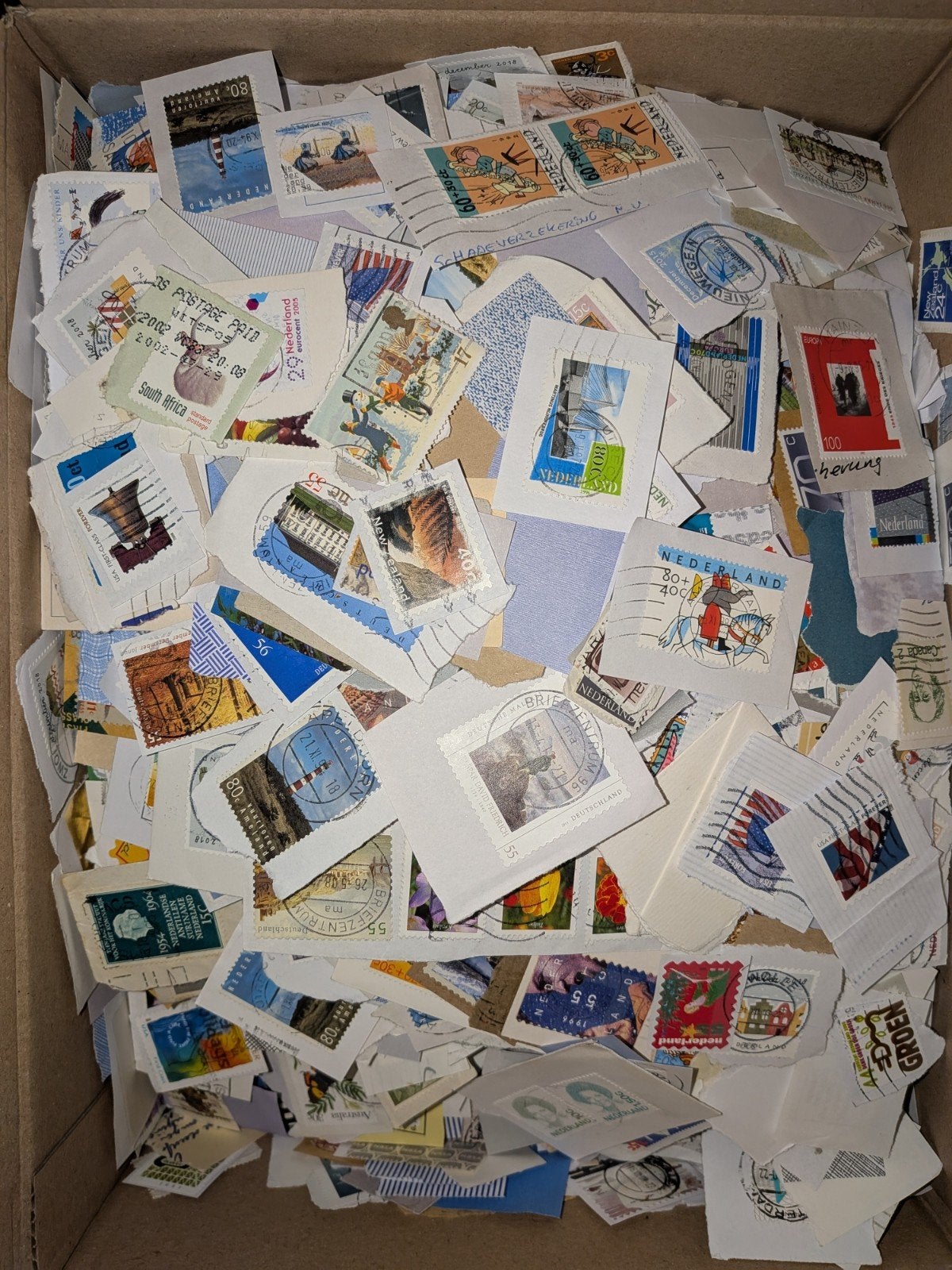 Doos onafgeweekte postzegels wereld, Postzegels en Munten, Verzenden, Nederland en Buitenland