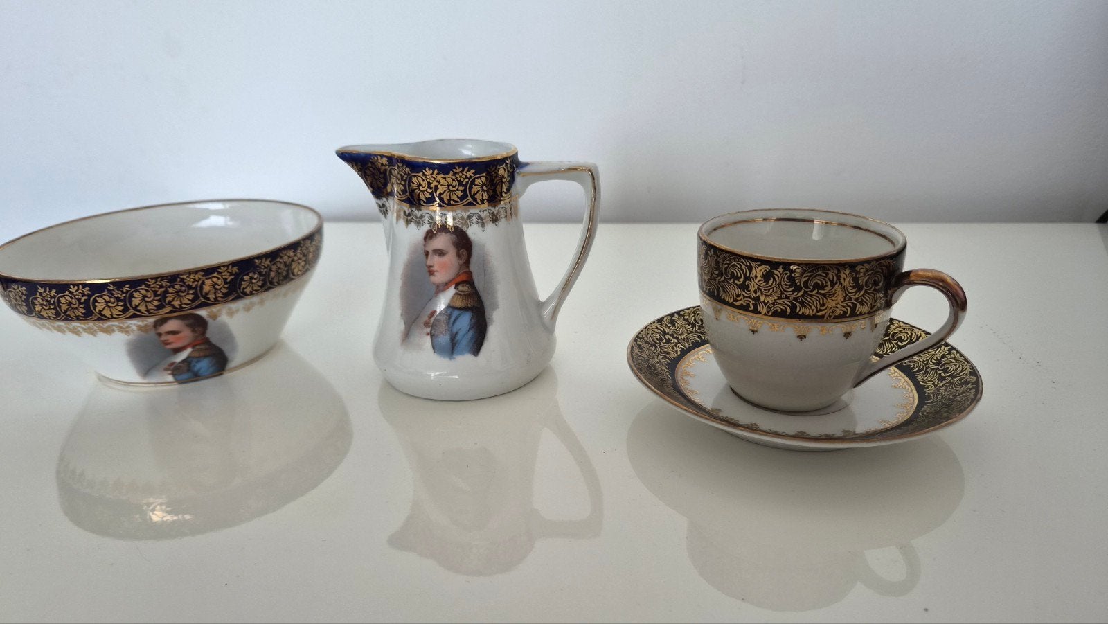 Porseleinen Koffie/Theeservies met Napoleon Decor, Antiek en Kunst, Ophalen