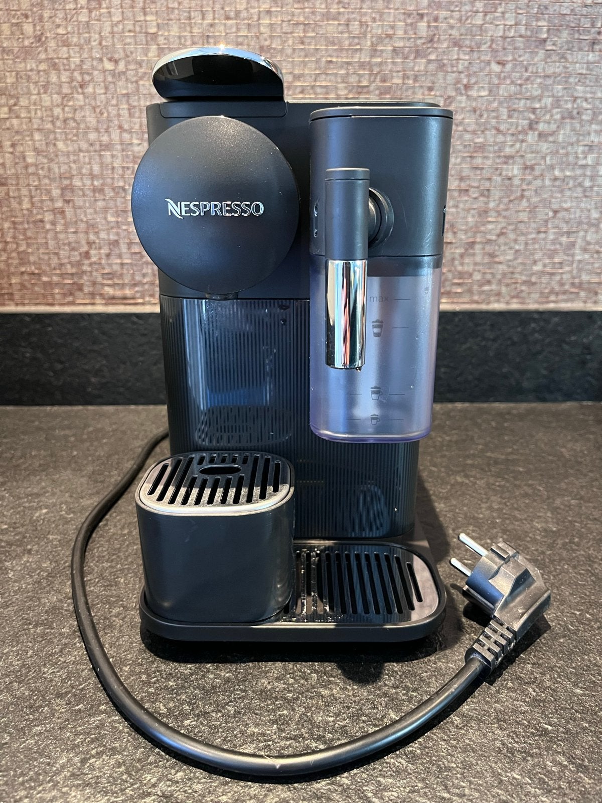 Nespresso Lattissima One met capsulehouder en lade, Ophalen of Verzenden, Zo goed als nieuw, Espresso apparaat, Koffiepads en cups