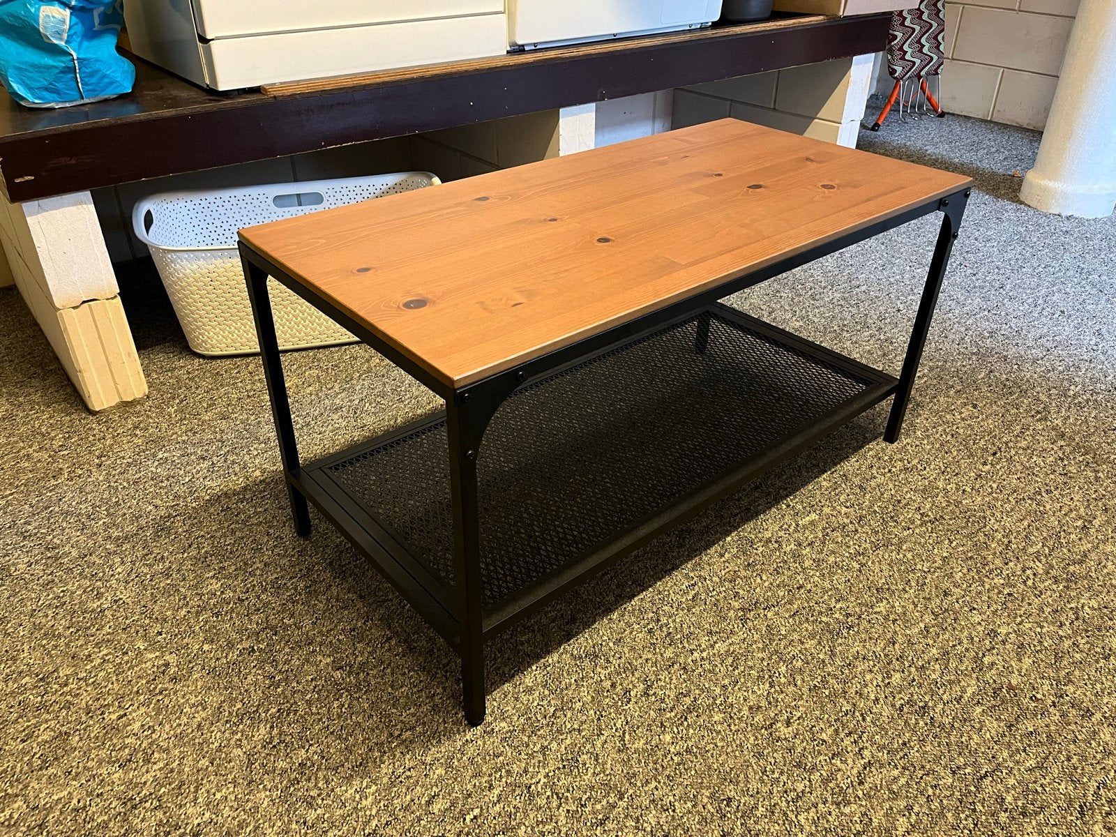 Stijlvol bijzettafeltje met houten blad en metalen frame, Huis en Inrichting, Tafels | Salontafels, Ophalen, 50 tot 100 cm, Zo goed als nieuw