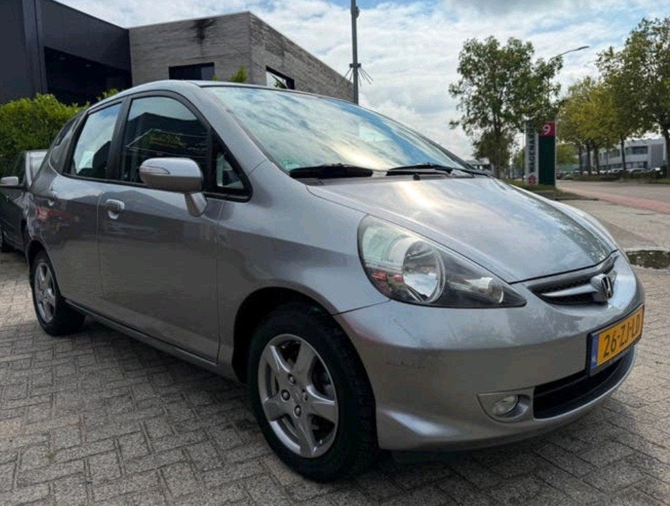 Honda Jazz 1.4 I 2008 Grijs, Auto's, Voorwielaandrijving, 83 pk, 450 kg, 40 €/maand