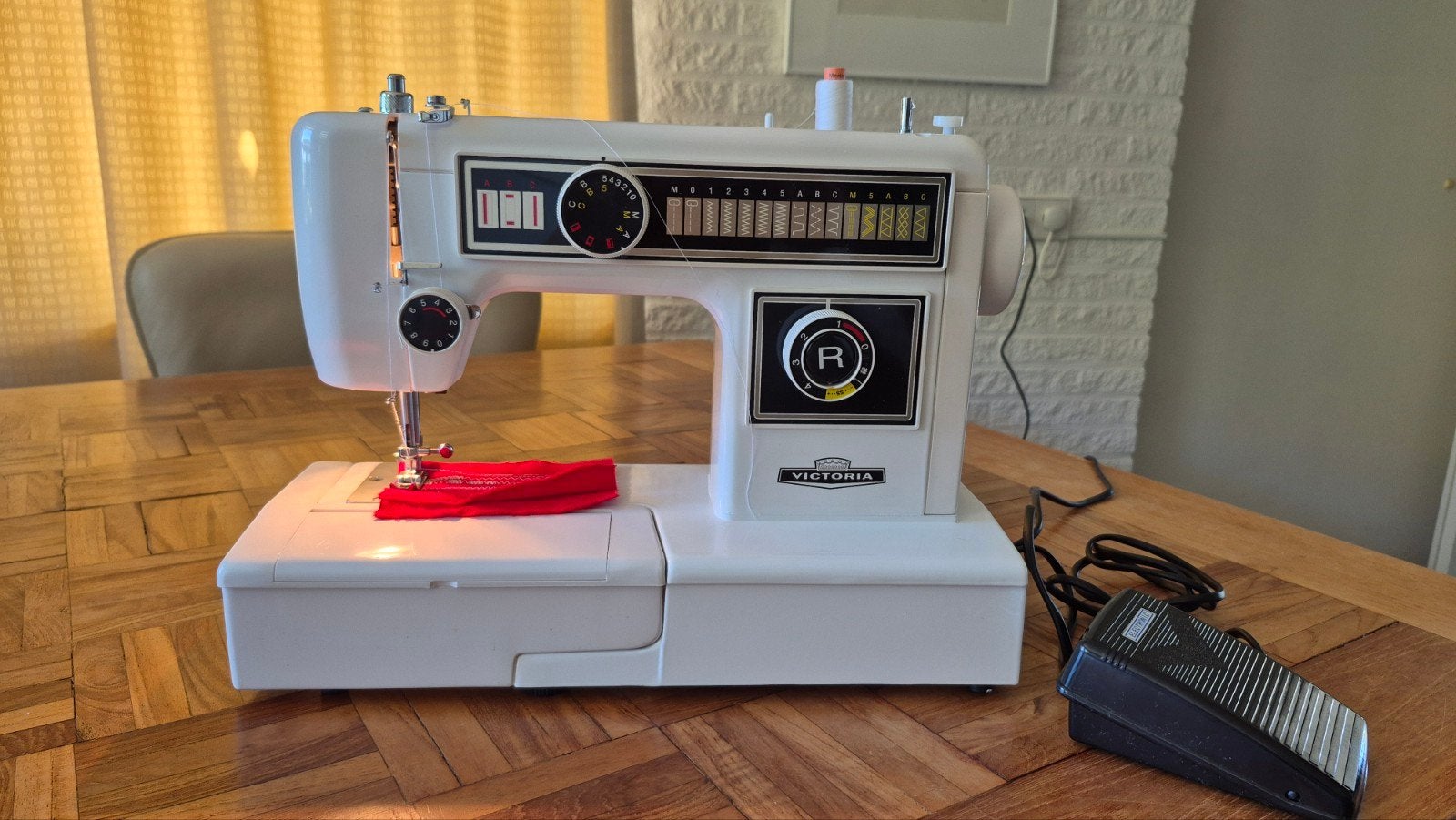 Naaimachine Victoria 853N met toebehoren, Ophalen of Verzenden, Nieuw, Naaimachine, Overige merken