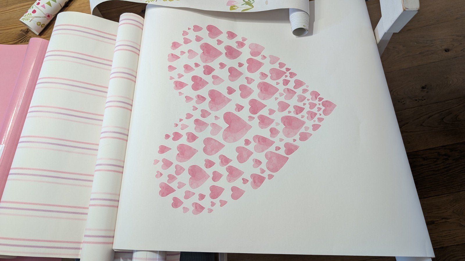 Roze behang met hartjes en strepen - diverse rollen, Bloemen, Overige merken, Ophalen of Verzenden, Papierbehang