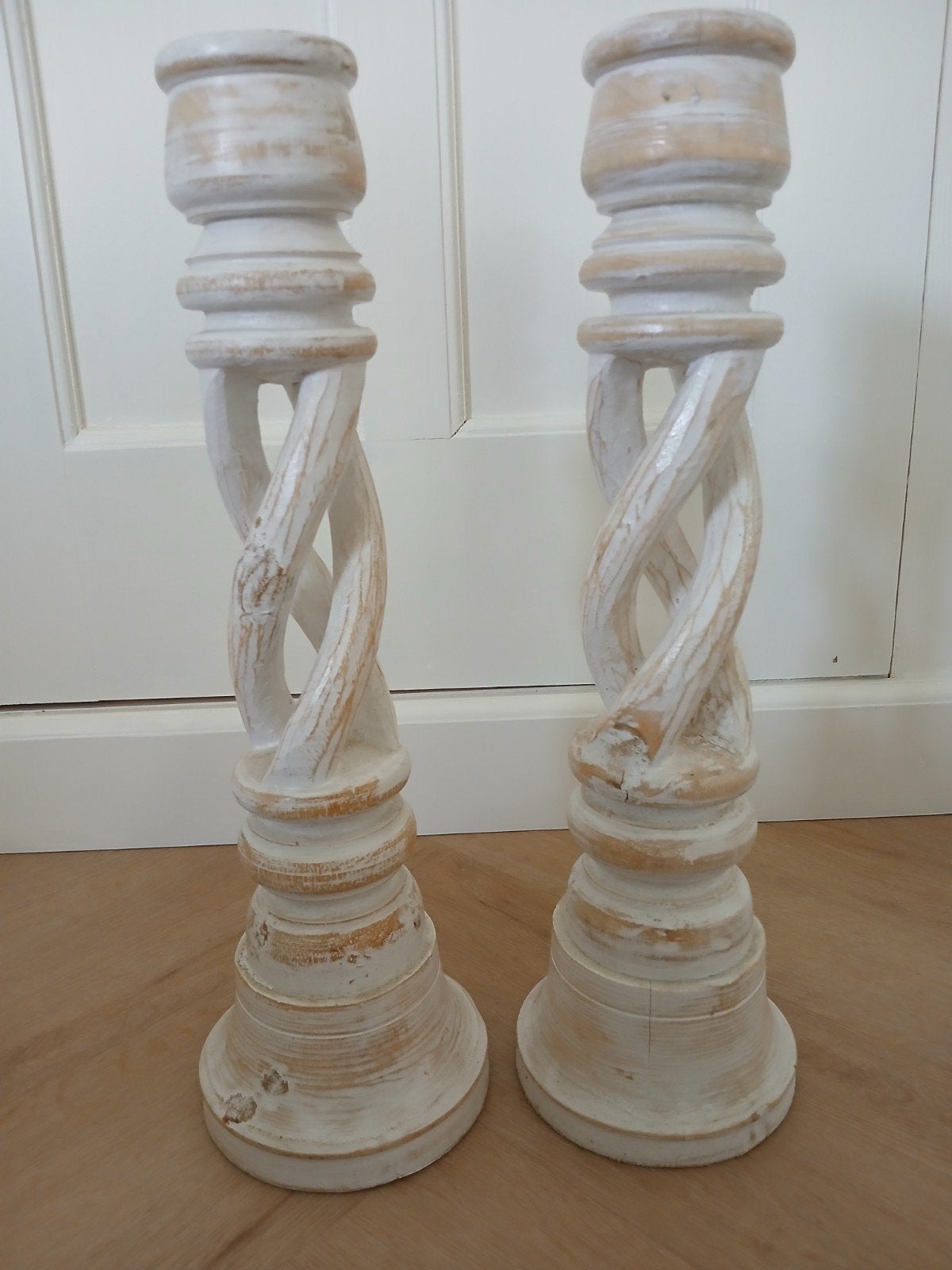 2 houten gedraaide kandelaren., Huis en Inrichting, Ophalen