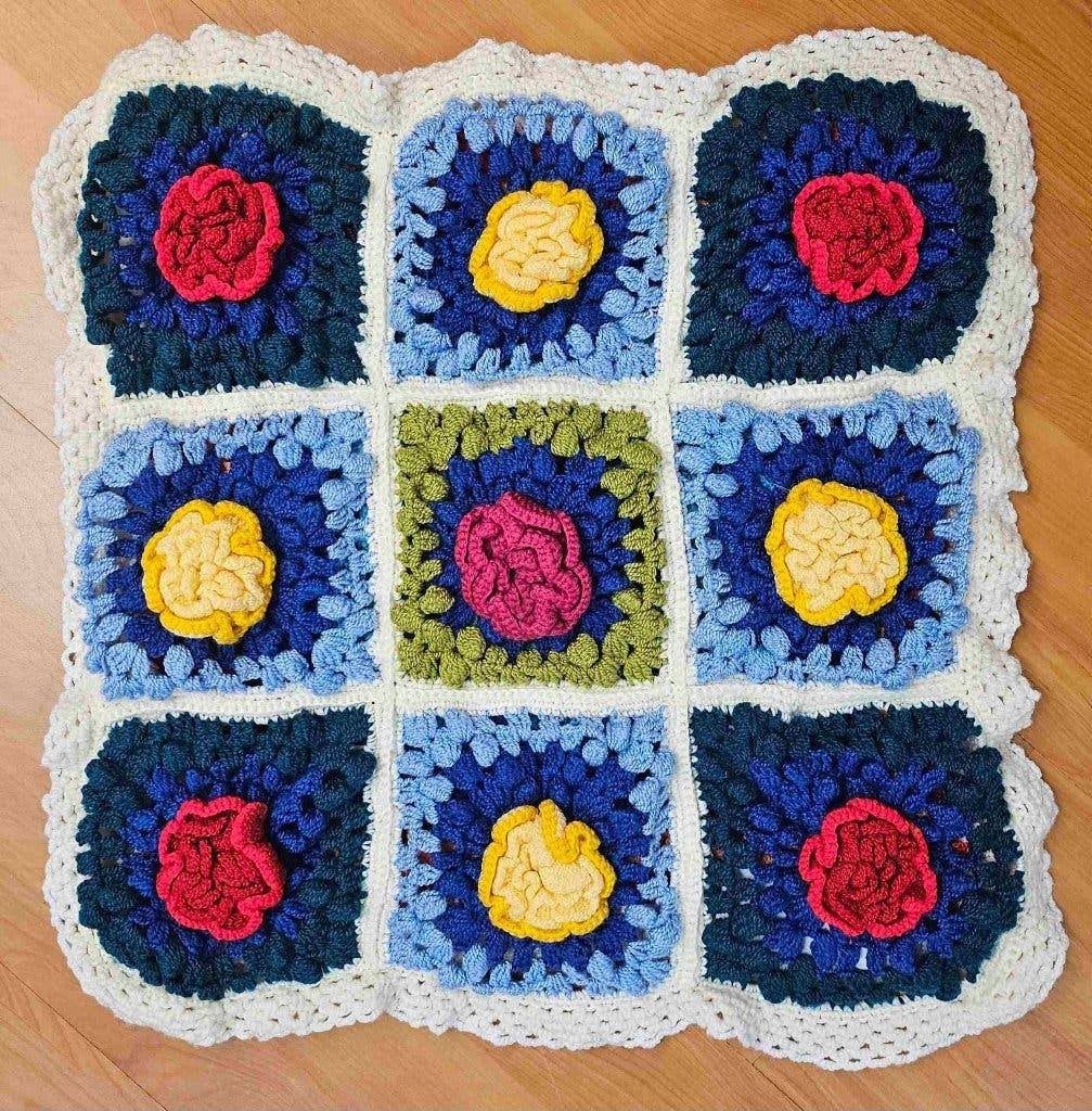 Kussen gehaakt met roosjes 42/42 cm