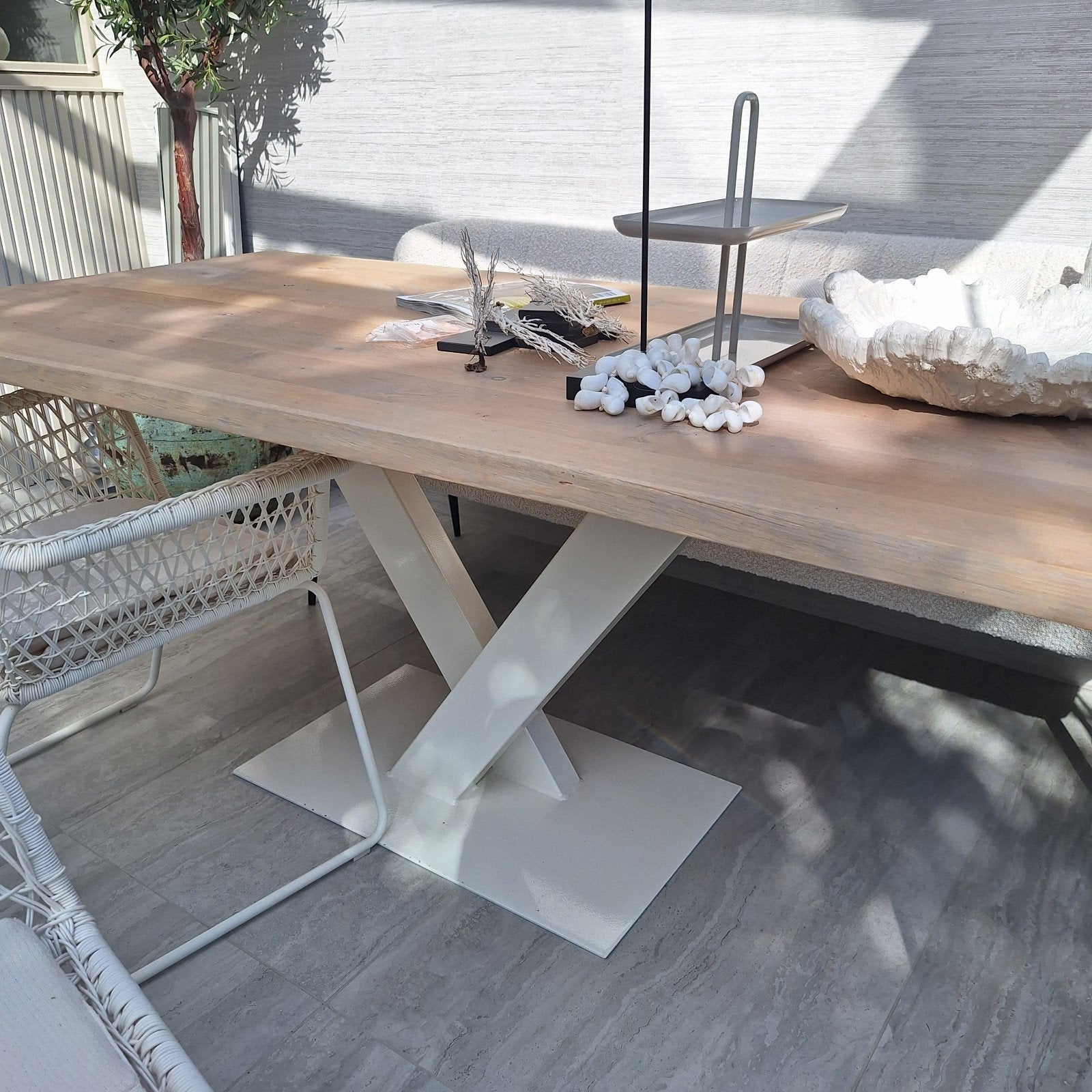 Eiken houten boomstam eettafel op witte v poot, Ophalen, 50 tot 100 cm, Zo goed als nieuw, X