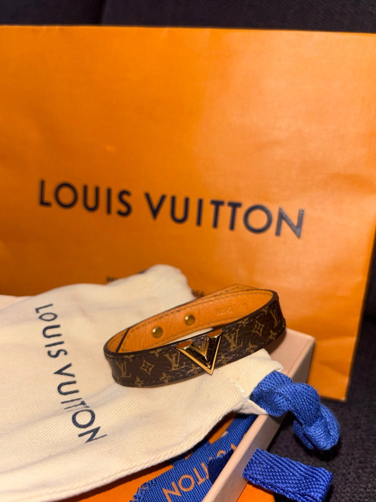 Louis Vuitton V Bracelet Monogram – Maat 19, Ophalen of Verzenden, Zo goed als nieuw, Bruin, Leer
