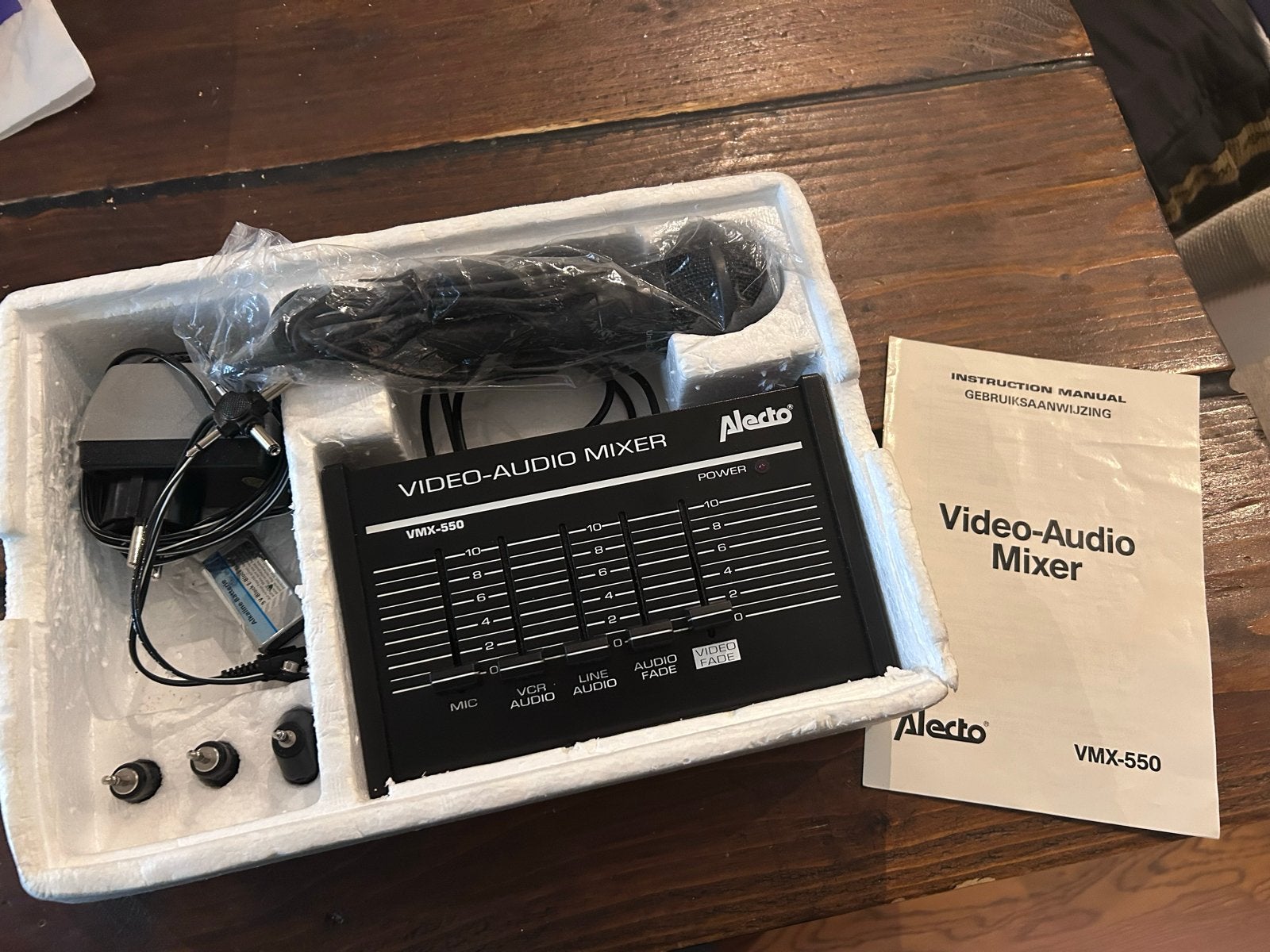 Alecto VMX-550 Video-Audio Mixer met microfoon, Ophalen of Verzenden, Zo goed als nieuw, Video