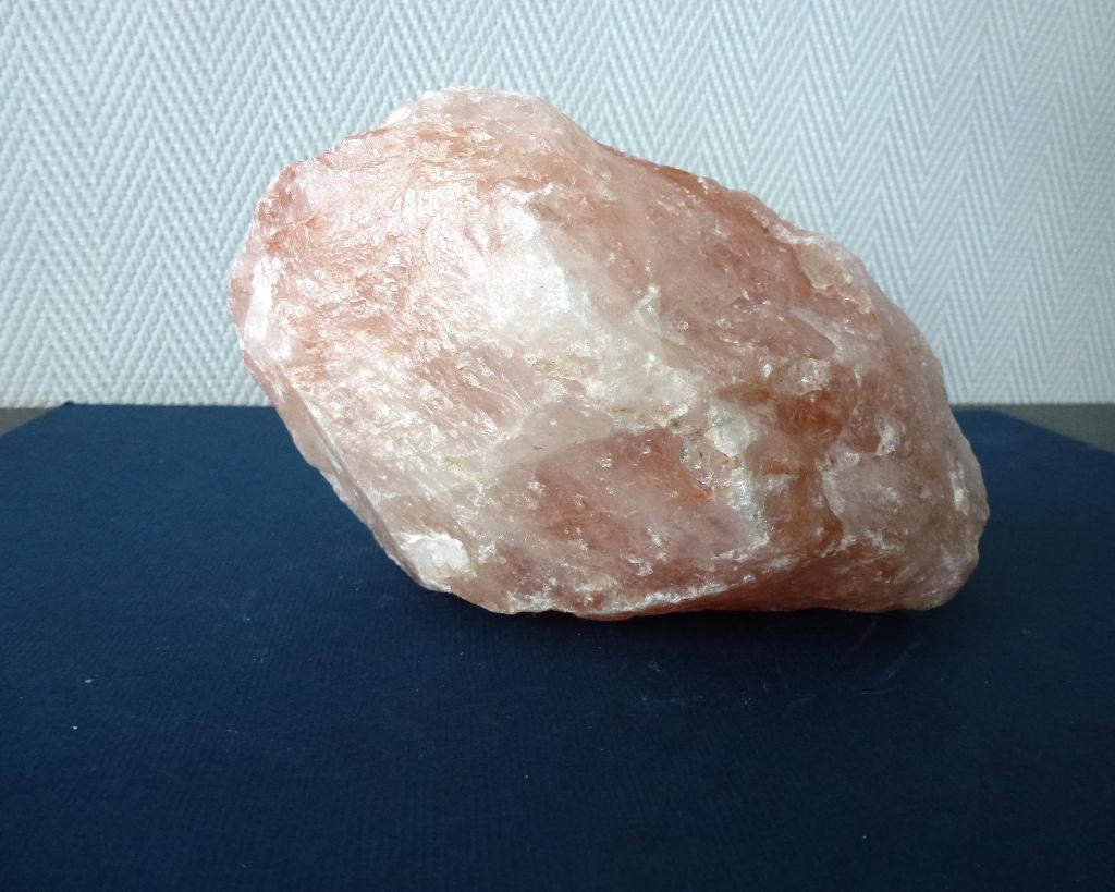 Rozenkwarts een mooi groot ruw exemplaar.  Gewicht 747 gram, Ophalen of Verzenden, Mineraal