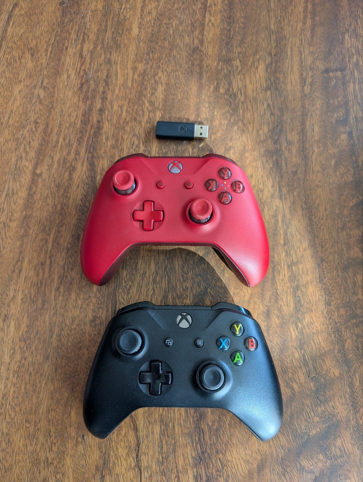 2 Microsoft Xbox Wireless Controllers en een pc adapter, Ophalen of Verzenden, Gebruikt, Controller, Draadloos