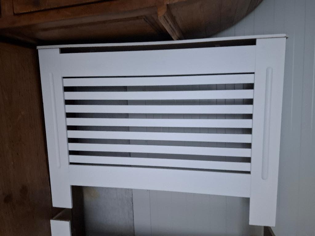 Mooie witte houten Radiator omlijsting 2 stuks, Doe-het-zelf en Verbouw, Verwarming en Radiatoren, Ophalen, 30 tot 80 cm, Radiator