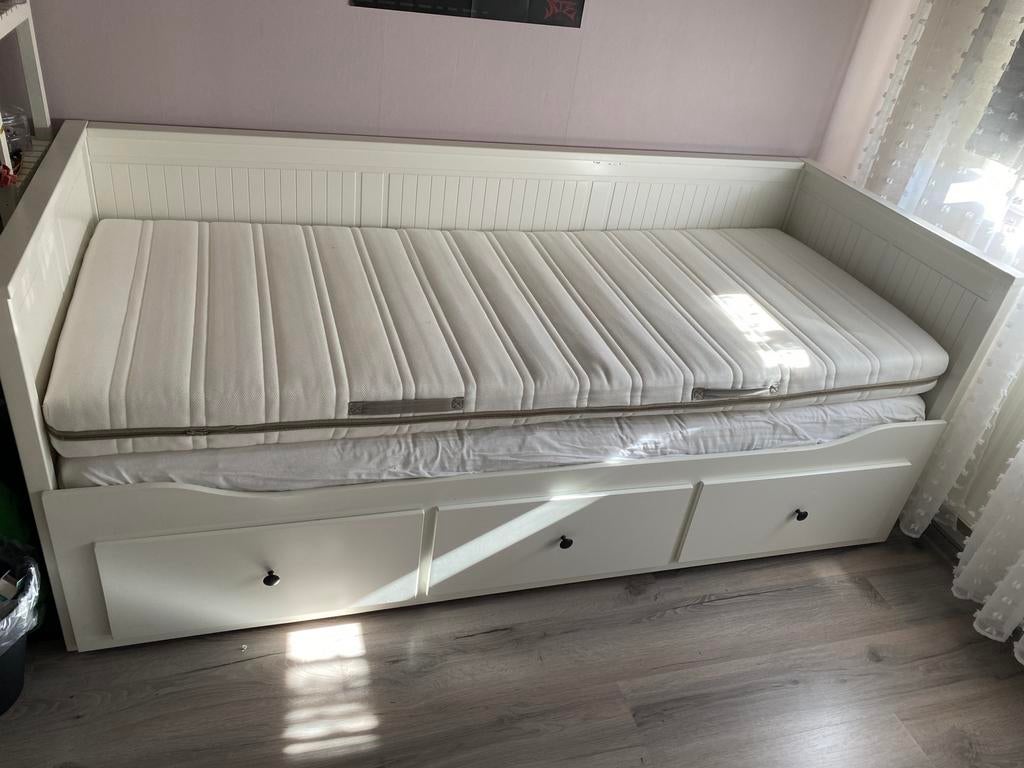 Ikea Hemnes bedbank met 2 matrassen, Huis en Inrichting, Ophalen, Gebruikt, Wit, Tweepersoons