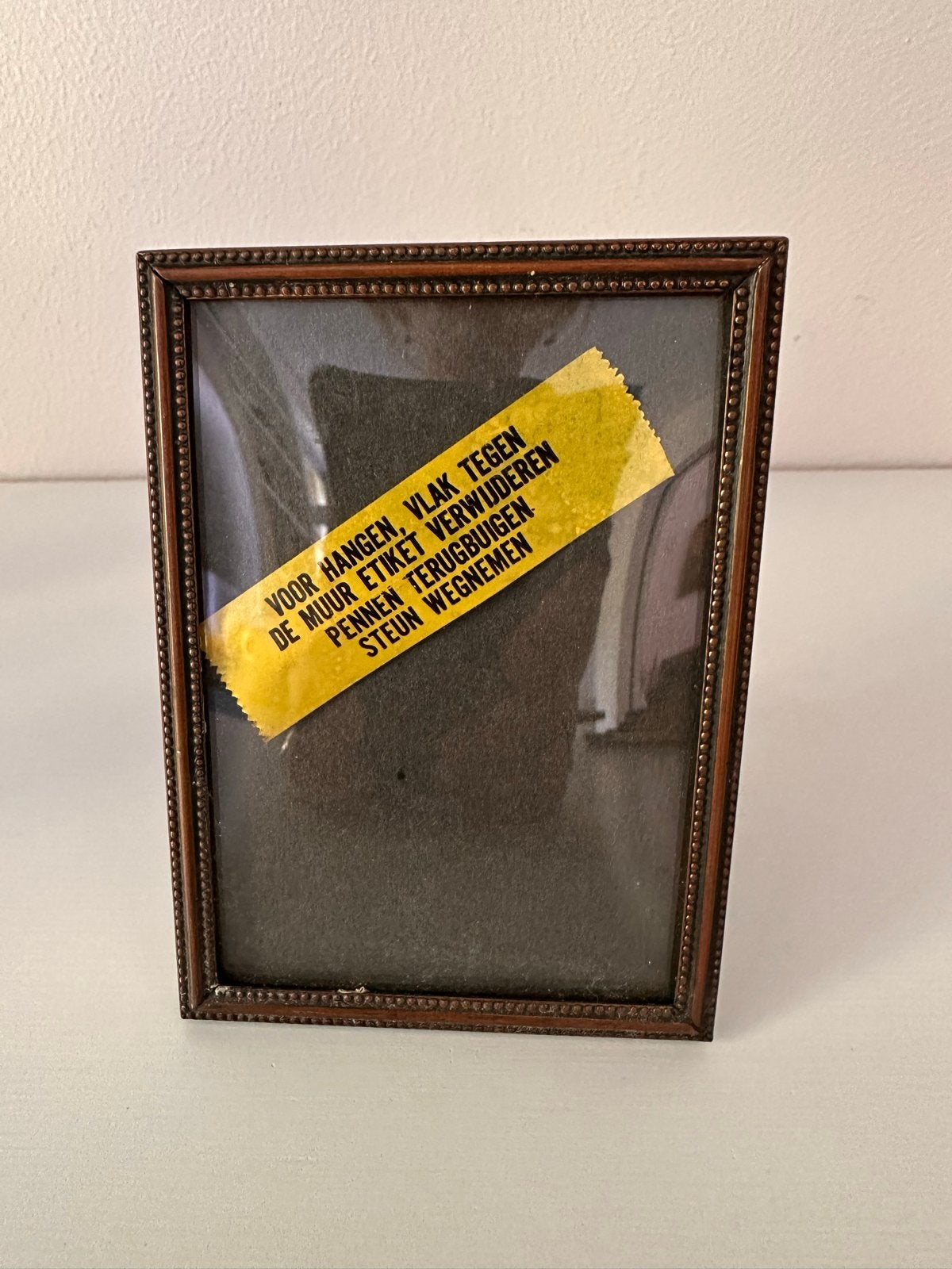 Vintage fotolijstje bronskleurig met bol glas en standaard, Bruin, Gebruikt, Ophalen of Verzenden, Fotolijst