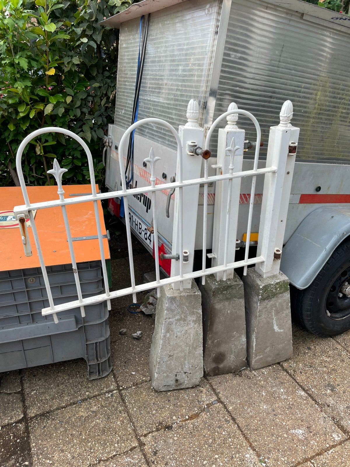 3 palen met scharnieren en betonvoet en1 deur, Tuin en Terras, Ophalen, Zo goed als nieuw, Nvt, Tuinhek