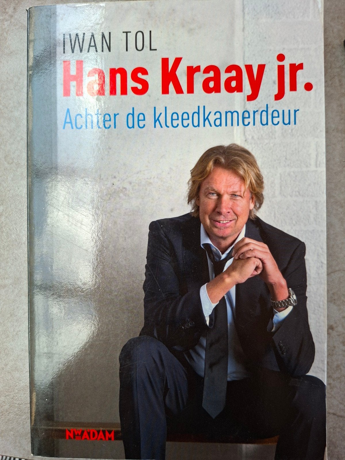 Hans Kraay jr. Achter de kleedkamerdeur - Iwan Tol, Ophalen of Verzenden, Zo goed als nieuw, Iwan Tol, Overige sporten
