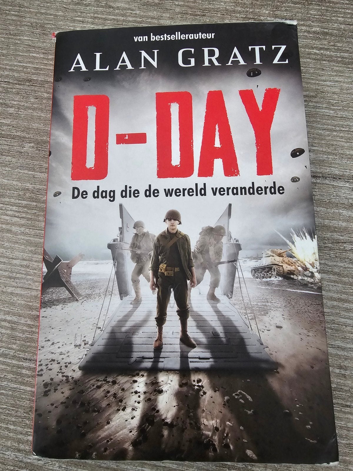 D-Day: De dag die de wereld veranderde - Alan Gratz, Boeken, Ophalen of Verzenden, Tweede Wereldoorlog, Gelezen, Alan Gratz