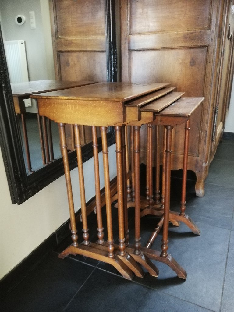 Antieke nest of tables, 4 bijzettafeltjes  in notenhout., Ophalen
