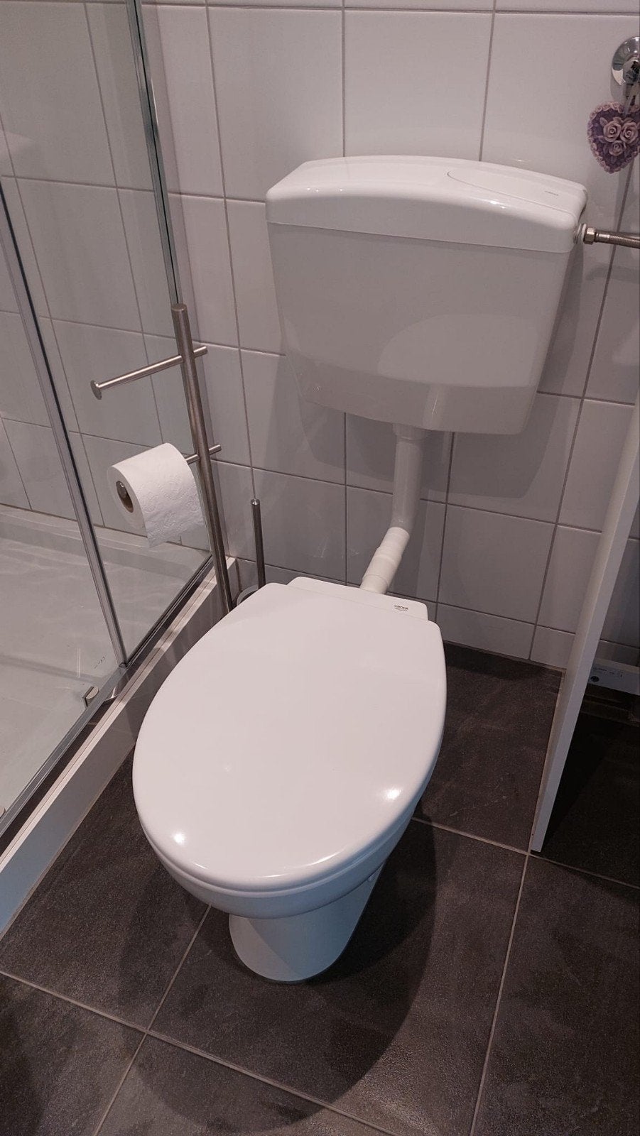 Witte toiletpot met stortbak, Ophalen, Gebruikt, Steen, Toilet