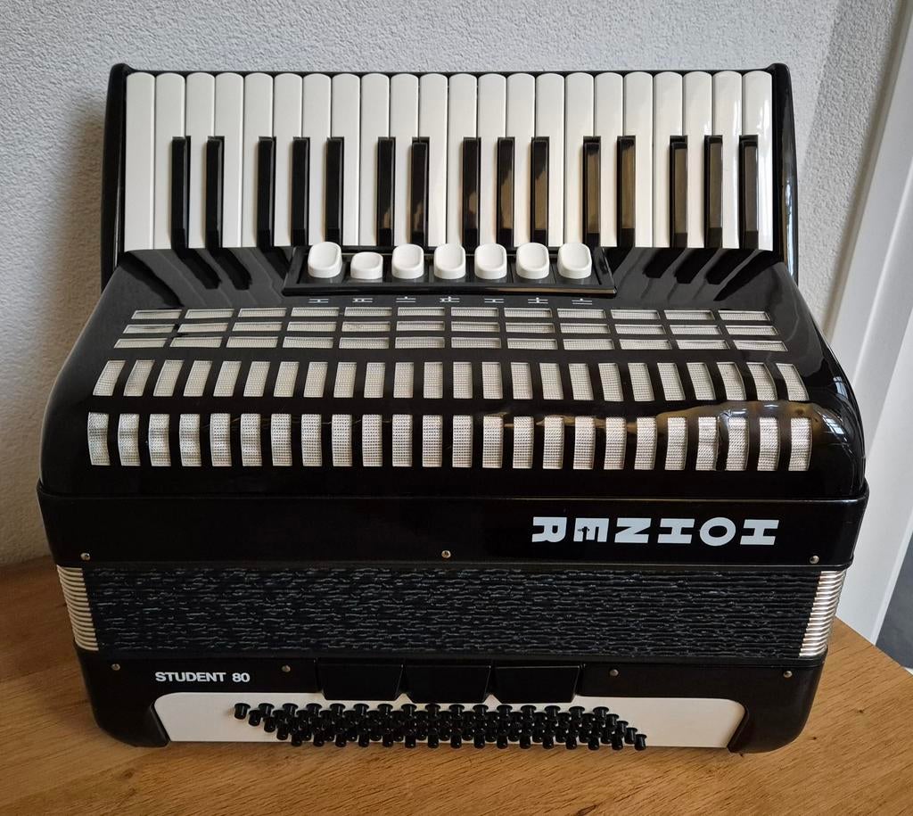 Hohner accordeon 80 bas in zeer goede staat, Muziek en Instrumenten, Accordeons, Ophalen, 80-bas, Met koffer, Toetsaccordeon