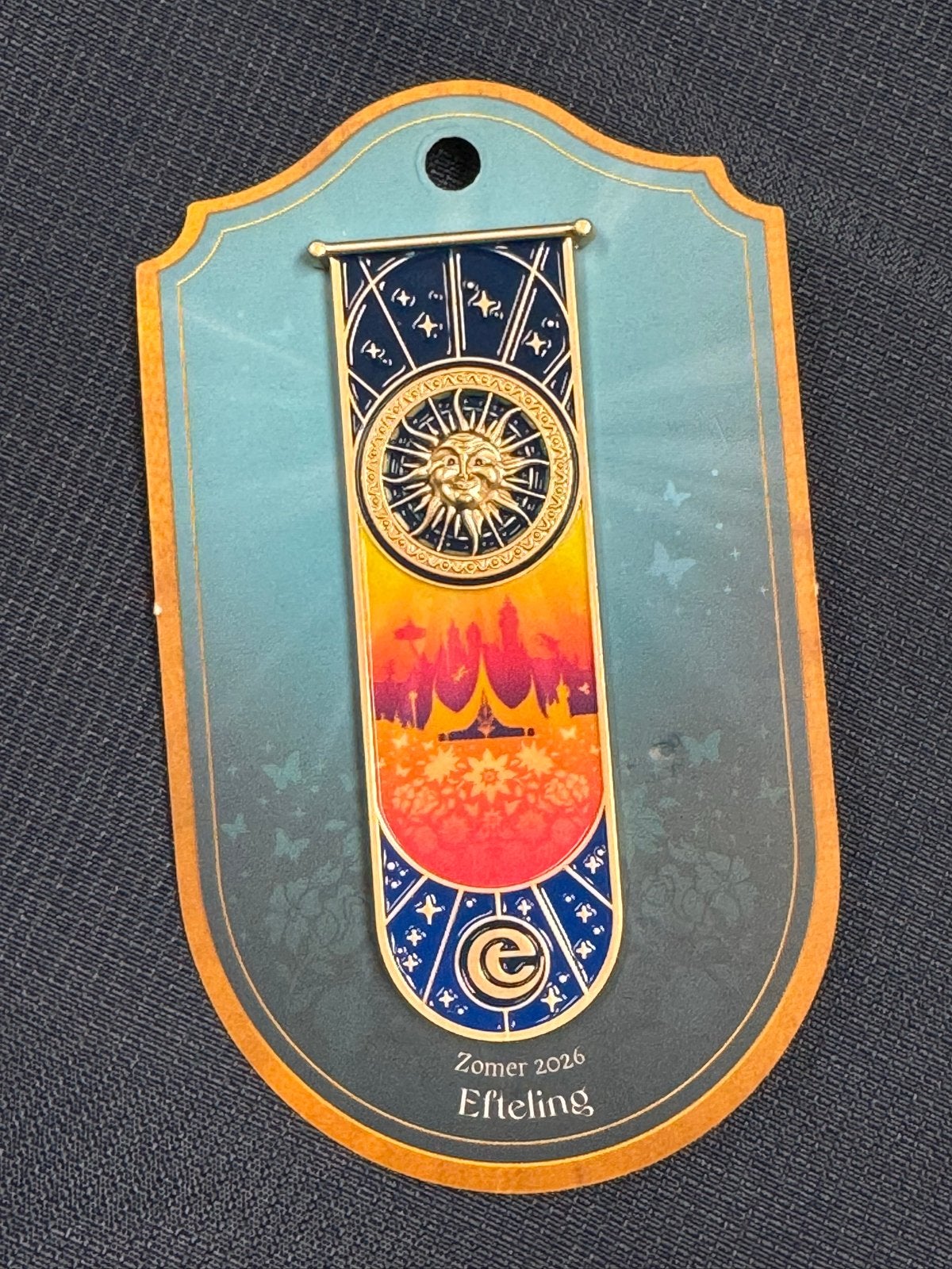 Efteling Zomer 2026 Pin - Entree, Verzamelen, Efteling, Ophalen of Verzenden, Nieuw, Button of Speldje