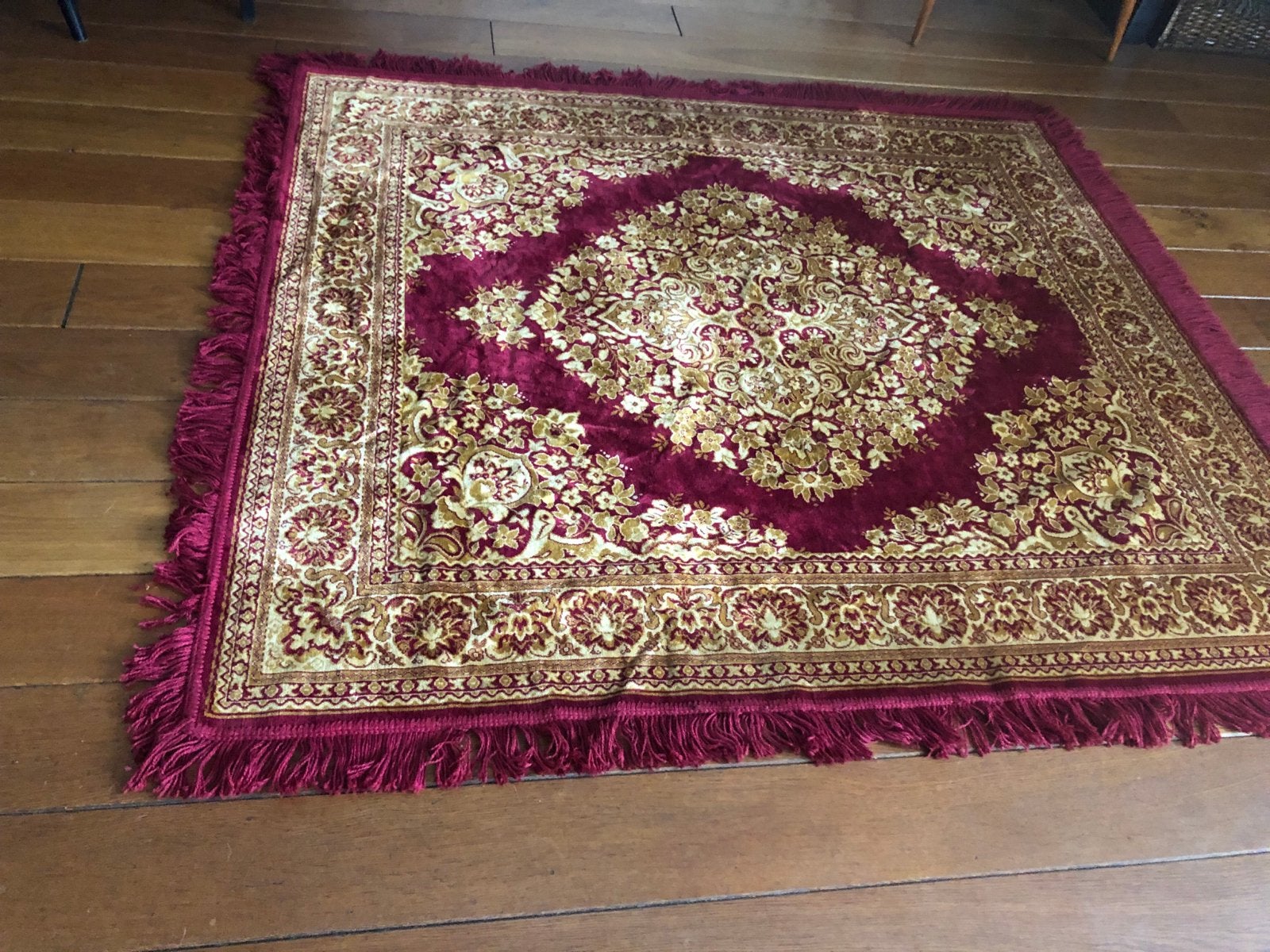 Vintage Tafelkleed / Tapijt - Rood met Goudkleurig Patroon, Ophalen of Verzenden