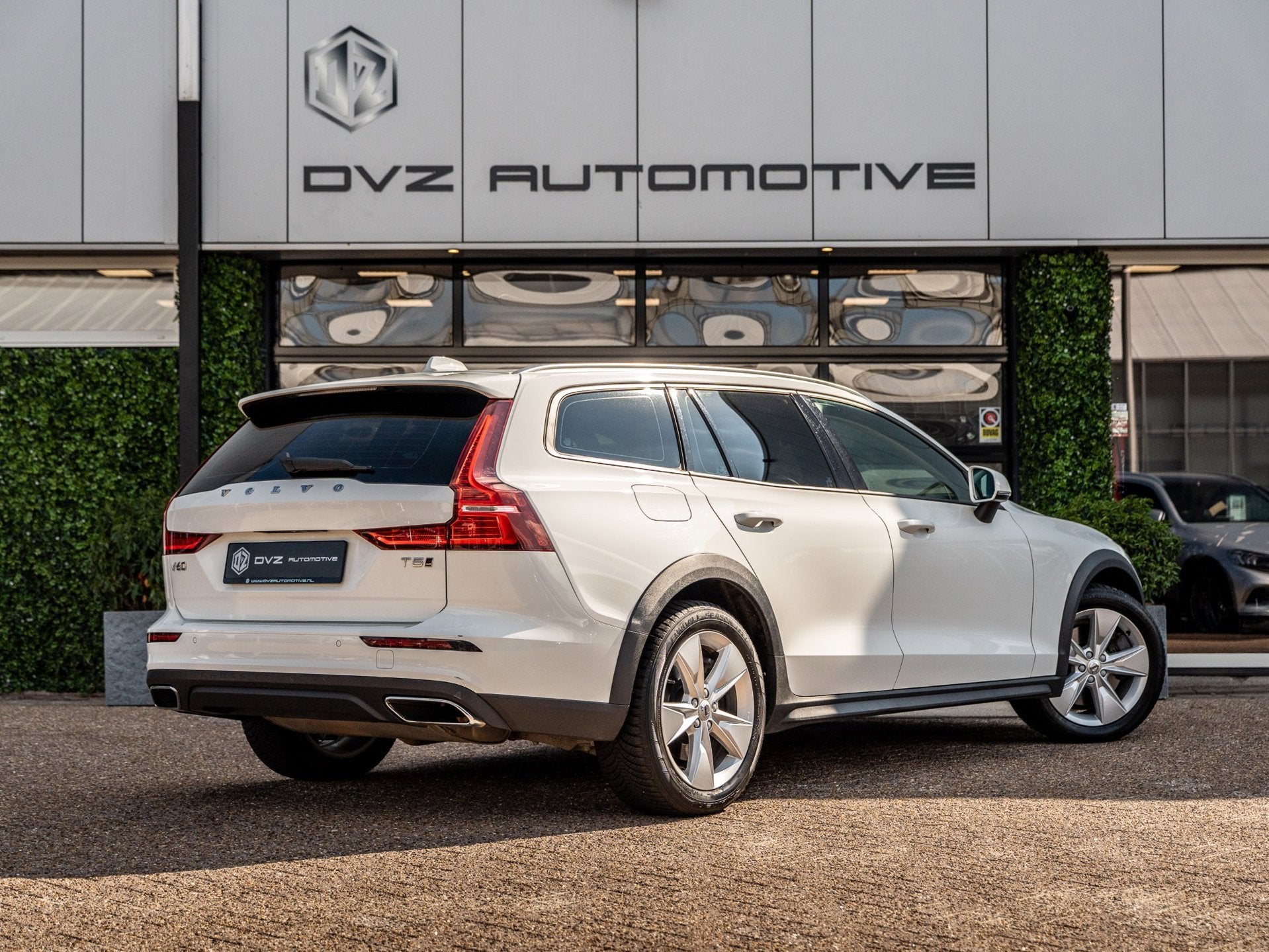 Volvo V60 Cross Country 2.0 T5 AWD Pro, Auto's, Automaat, Gebruikt, Zwart, Wit