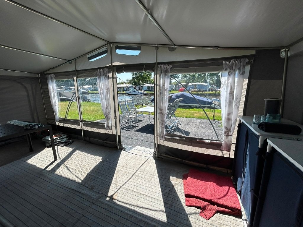 Foto 5 van Hobby 560 UFE, compleet met inventaris en voortent