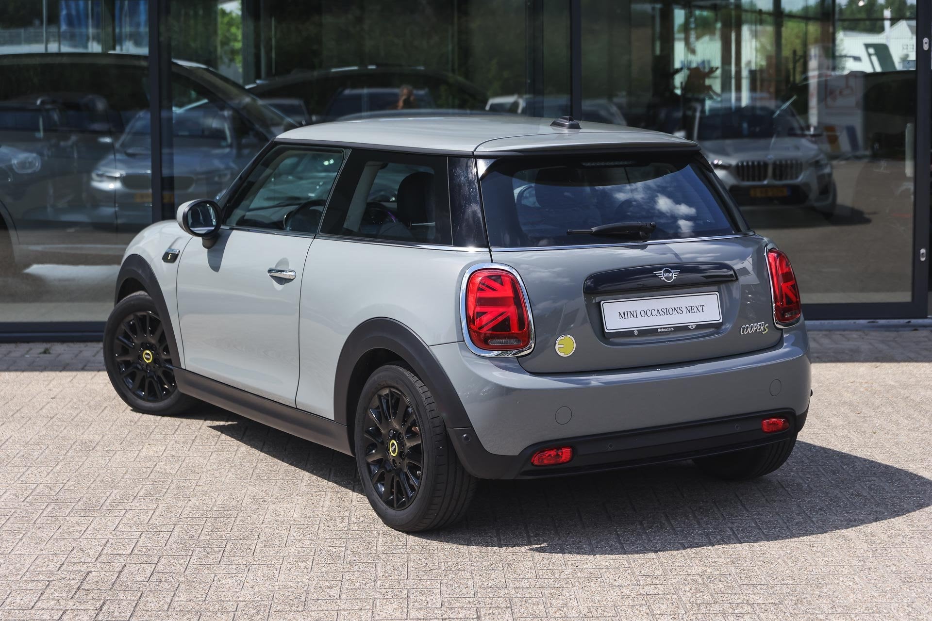 MINI Electric Classic / Sportstoelen / LED / Cruise Control, Auto's, Dealer onderhouden, Met garantie (alle), 4 stoelen, Leder en Stof