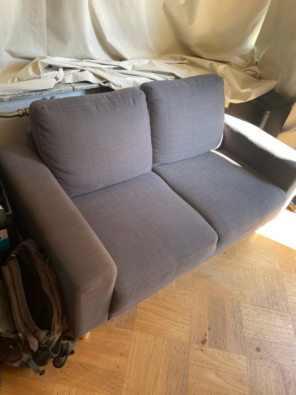 Comfortabele Tweepersoonsbank Jysk - Grijs (1 jaar oud), Ophalen, Gebruikt, 150 tot 200 cm, Tweepersoons