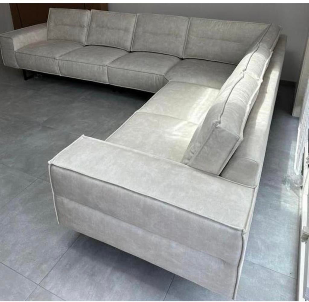 Nieuwe prachtige beige hoekbank met zwarte poten!!, Huis en Inrichting, Banken | Bankstellen, Ophalen, 250 tot 300 cm, Hoekbank