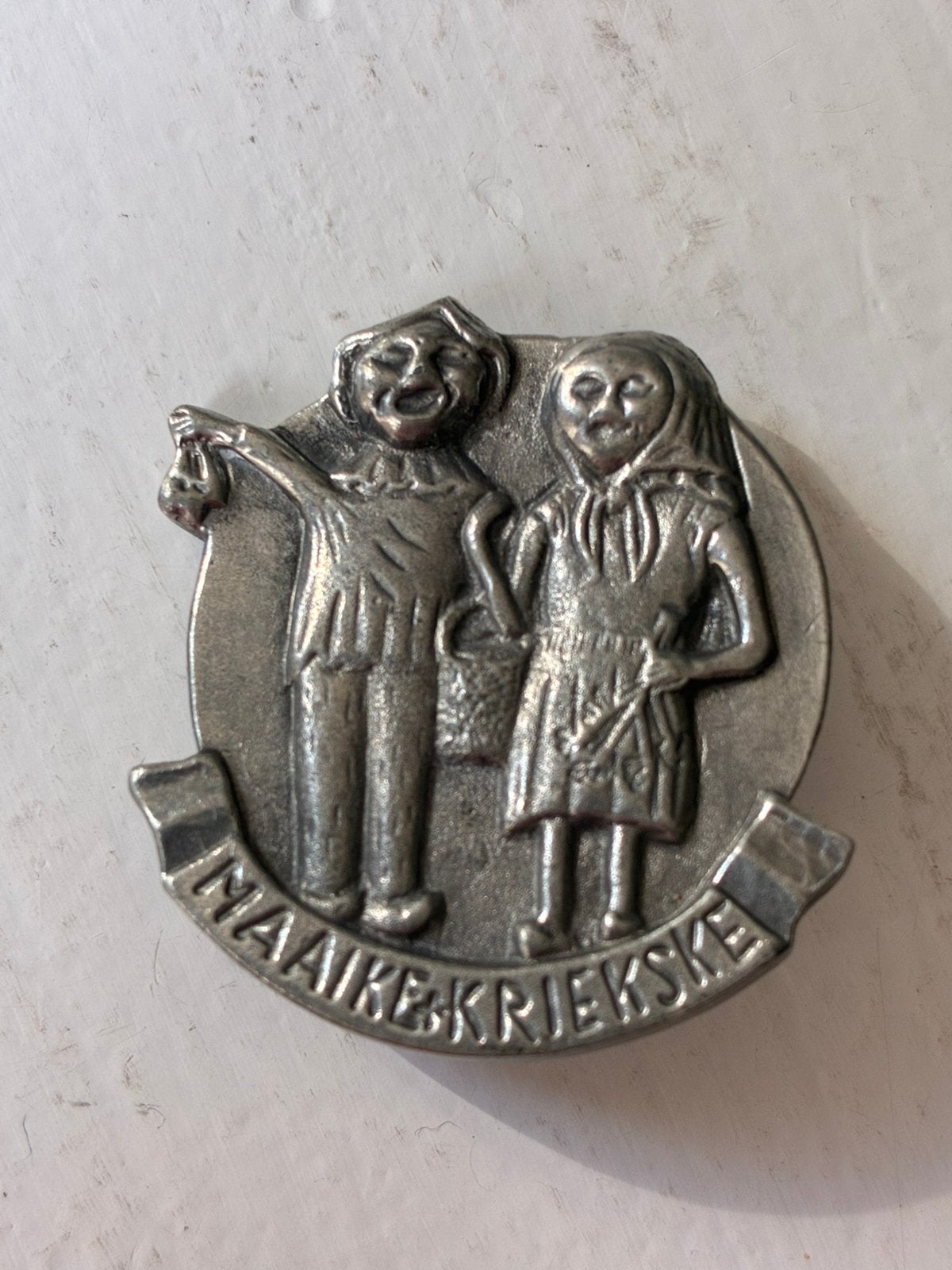Broche Tiel tin Maaike Kriekske kersen, Sieraden, Tassen en Uiterlijk, Ophalen of Verzenden, Gebruikt, Overige materialen