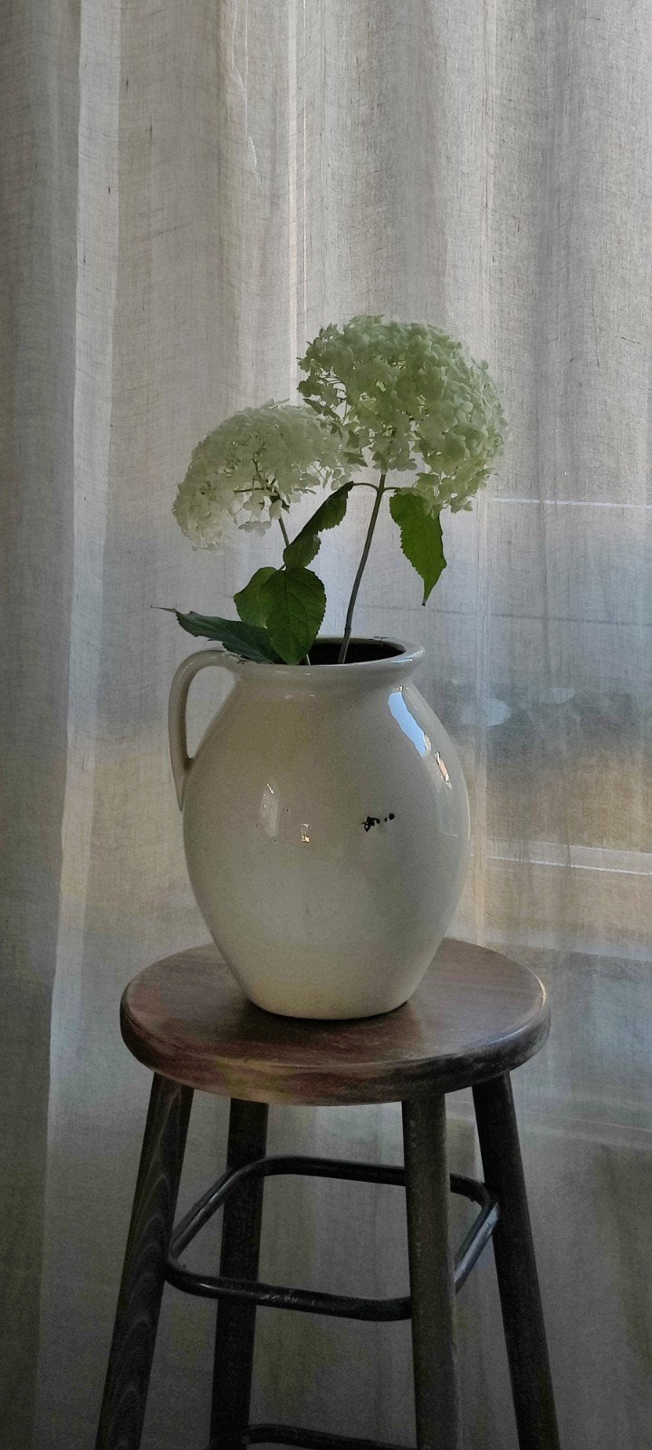Robuuste vintage keramieken kruik / vaas., Beige, Met handvat, 27 cm, Ophalen of Verzenden