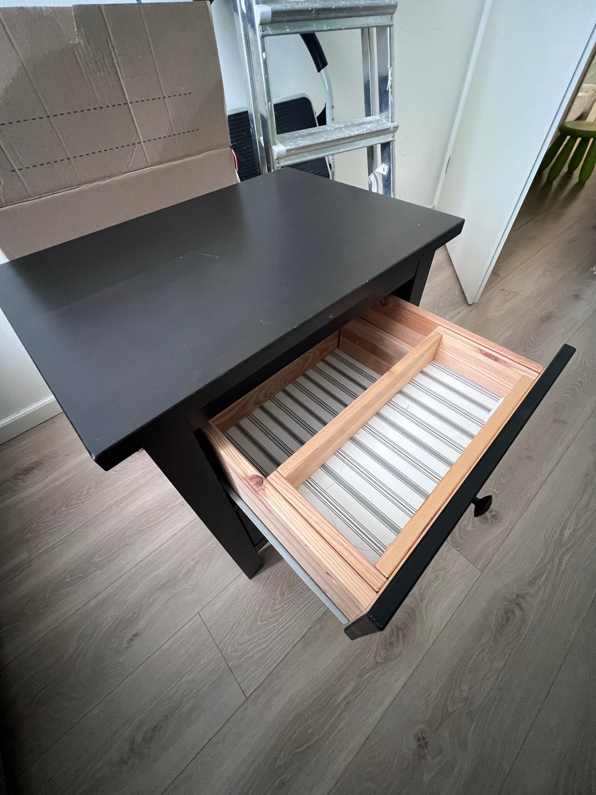 Zwart nachtkastje met twee lades, Minder dan 55 cm, Gebruikt, Rechthoekig, Hout