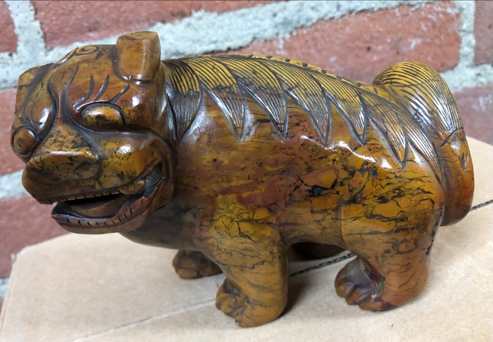 Handgesneden Chinees Foo Dog Beeld van Bamboe Jaspis, Antiek en Kunst, Steen/keramiek, Bruin, Ophalen of Verzenden, China