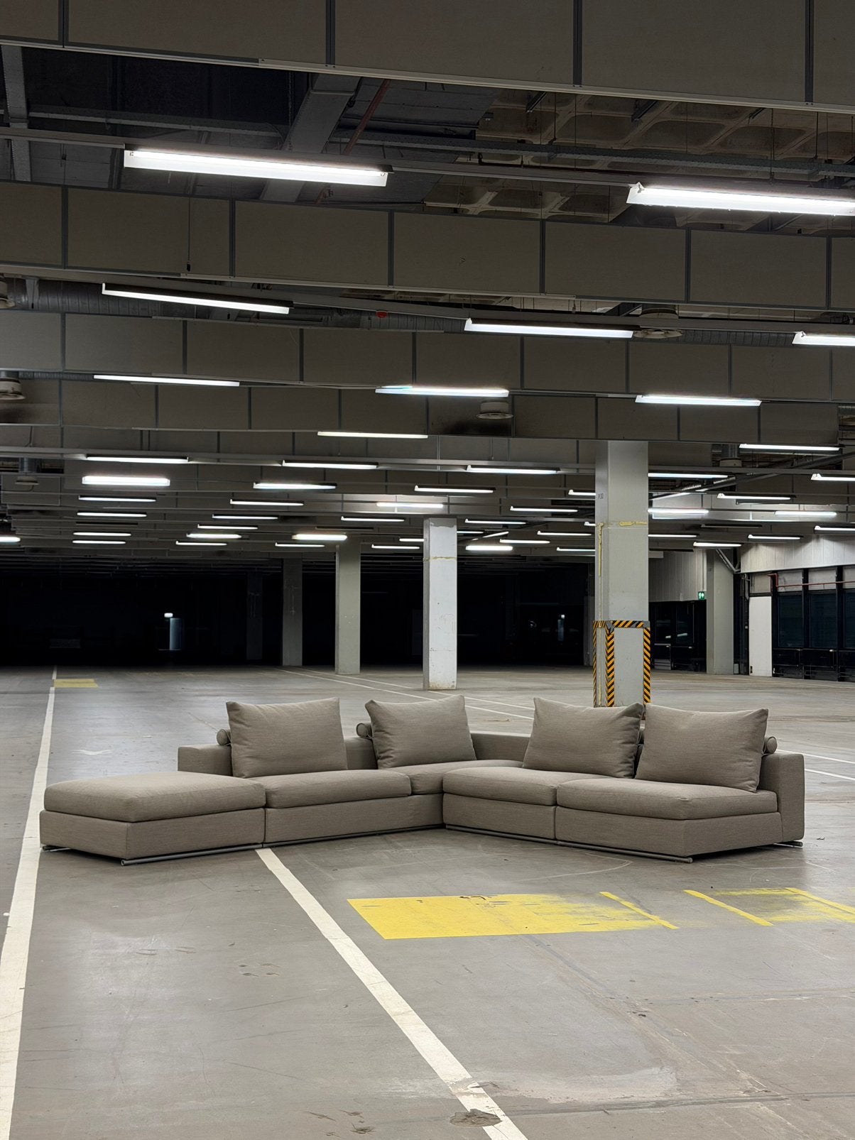 Flexform Groundpiece Bank | Taupe | NIEUWSTAAT + Garantie, Metaal, Hoekbank, 300 cm of meer, Ophalen of Verzenden