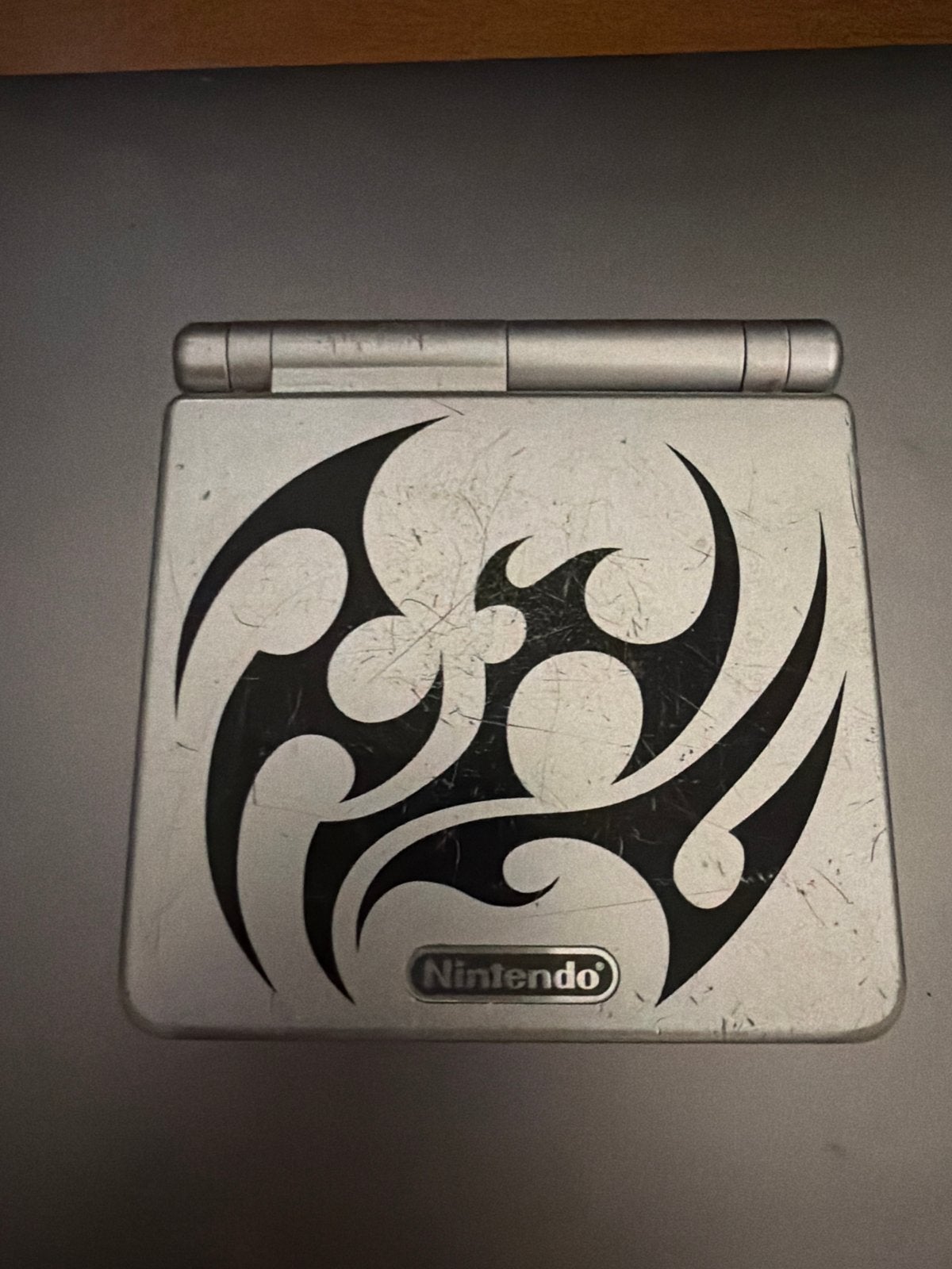 Gameboy Advance SP Tribal + Lader - Gebruikt, Spelcomputers en Games, Spelcomputers | Nintendo Game Boy, Ophalen, Gebruikt, Game Boy Advance SP