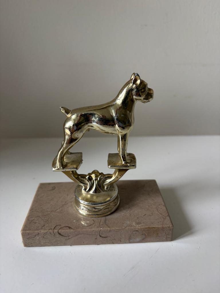 Boxer/buldog, Metalen beeldje op marmeren voet., Verzamelen, Beelden en Beeldjes, Ophalen of Verzenden, Gebruikt, Dier