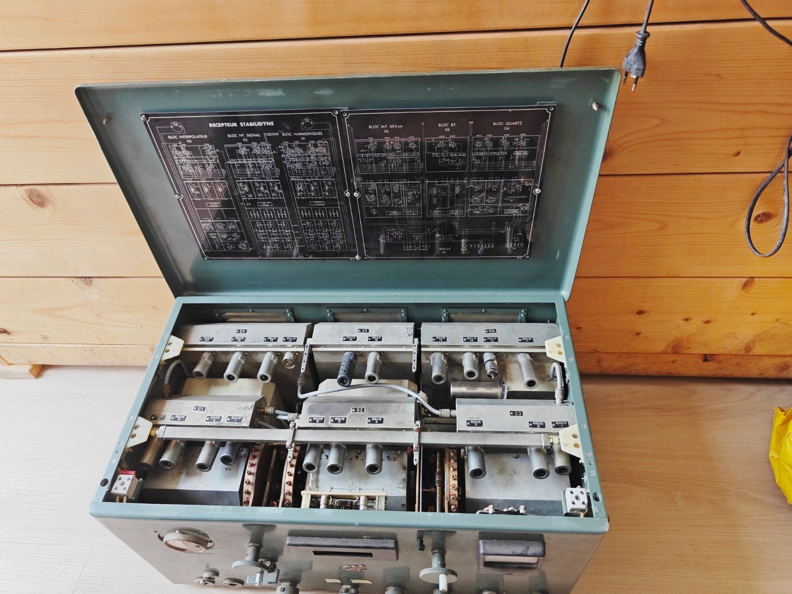 Originele legerontvanger met voeding en bekabeling, Ophalen