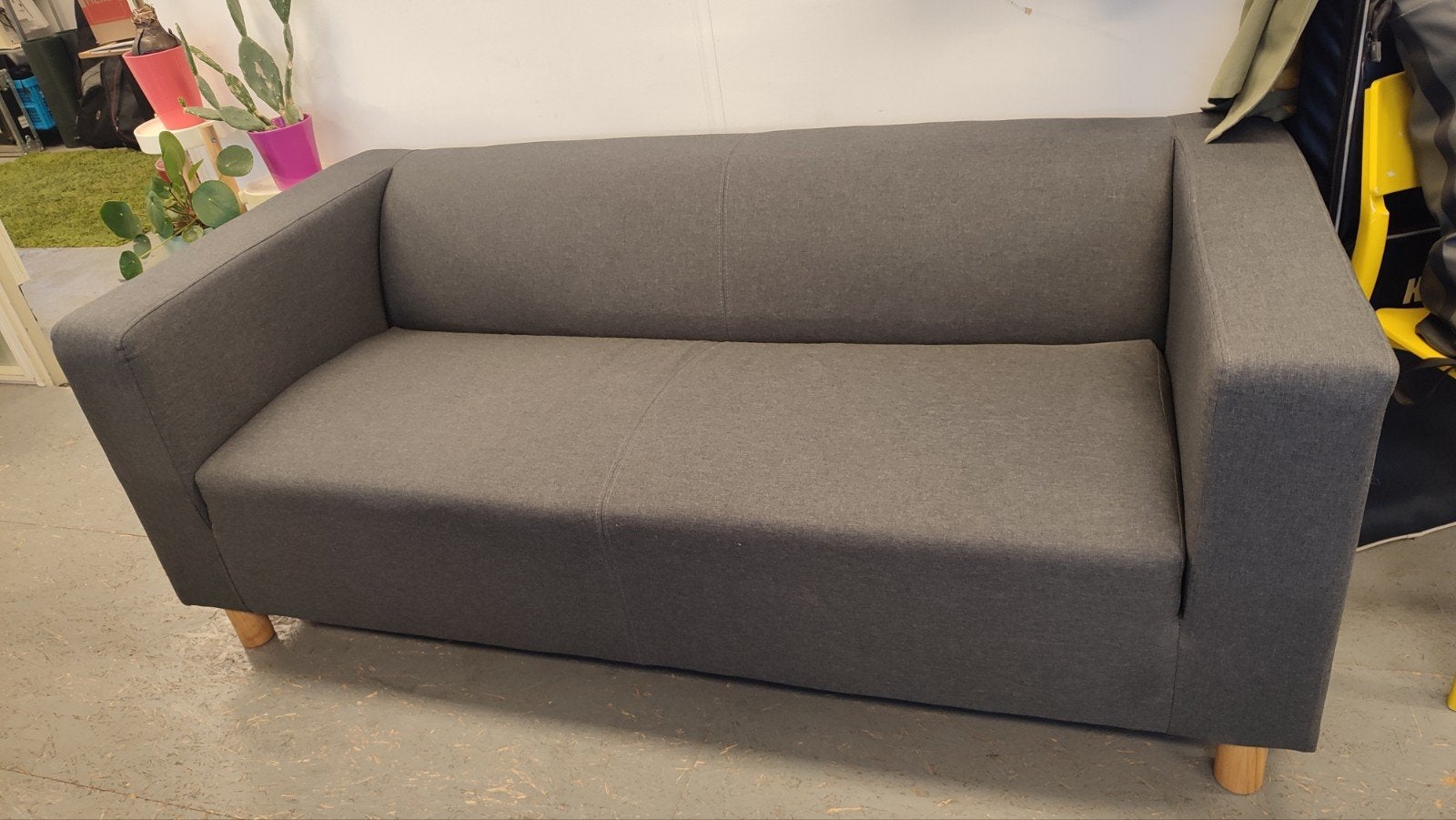 Grijze strakke tweezits bank, Ophalen, 150 tot 200 cm, Tweepersoons, 75 tot 100 cm
