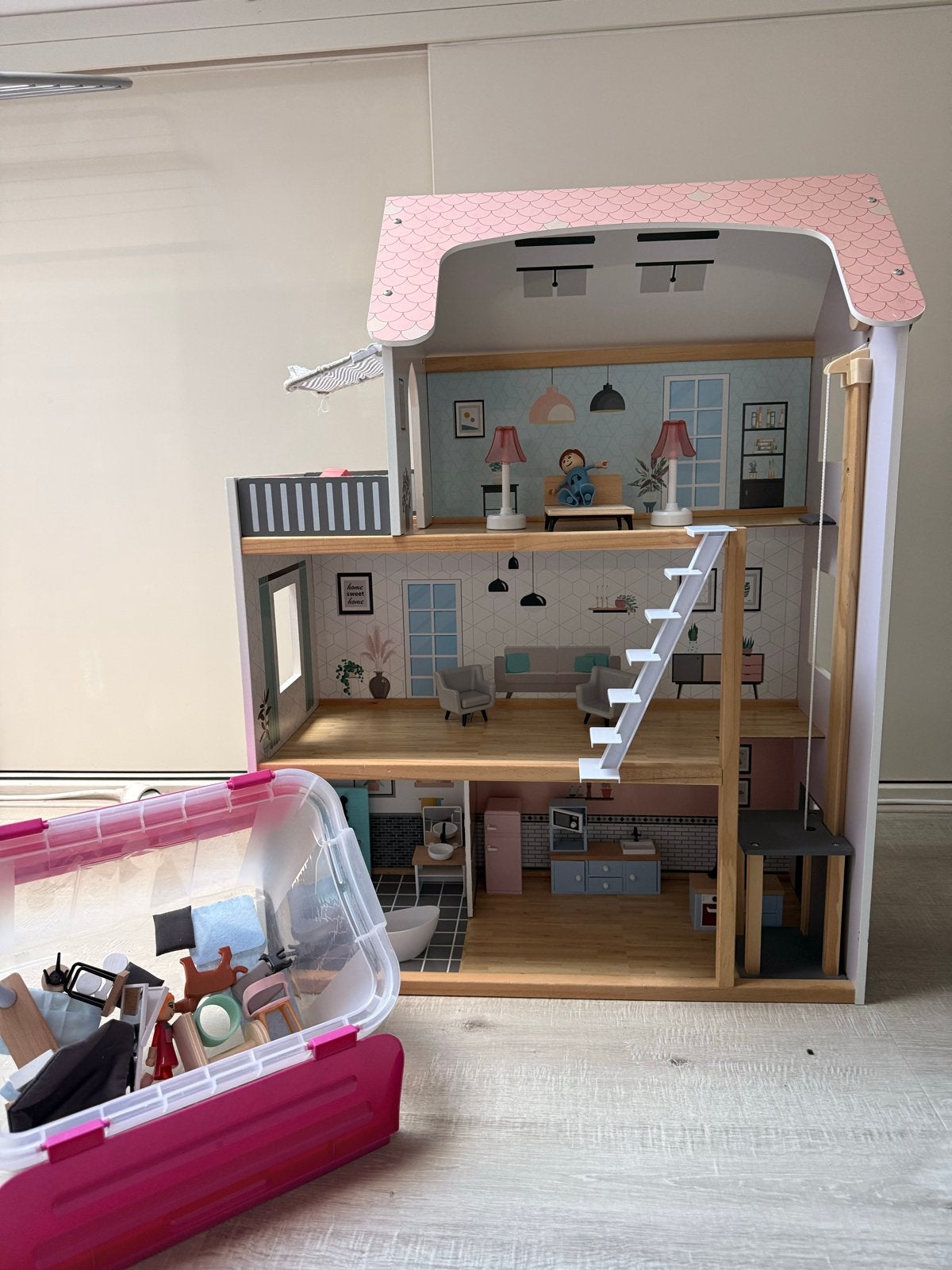 Groot houten poppenhuis, compleet, Ophalen, Zo goed als nieuw, Poppenhuis